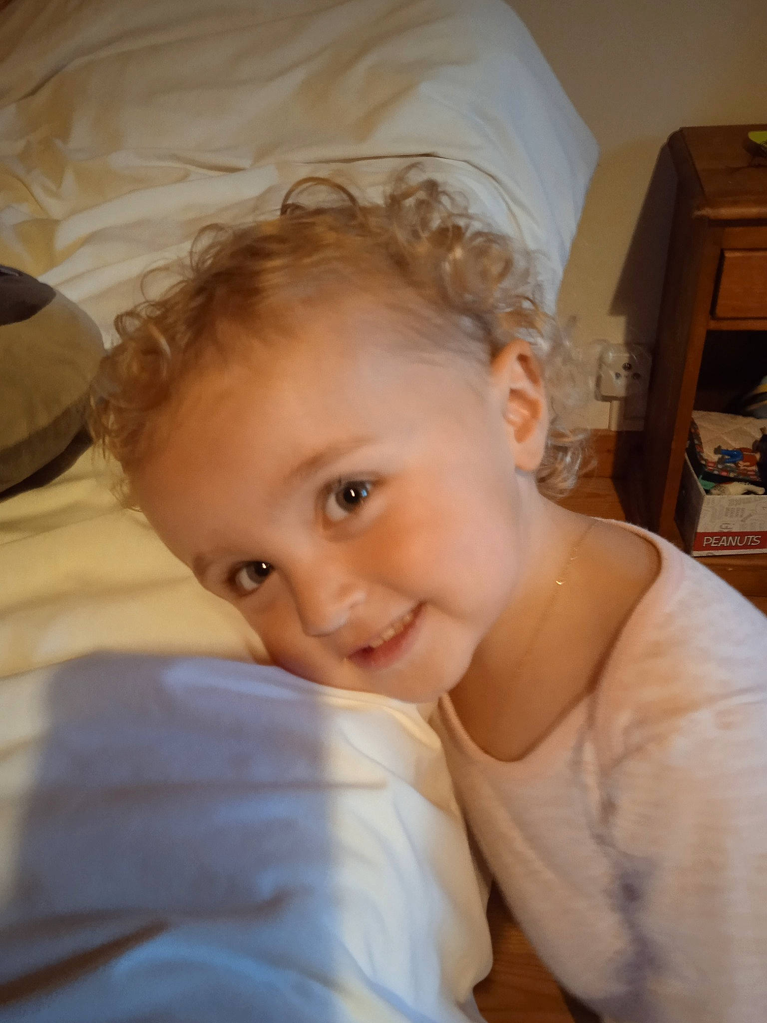 Louisa a rejoint le concours — aidez-le/la à gagner de superbes lots ! baby, bedding, box, chair, cheek, child, comfort, flash_photography, forehead, fun, happy, iris, joy, linens, lip, person, room, shelf, sitting, smile