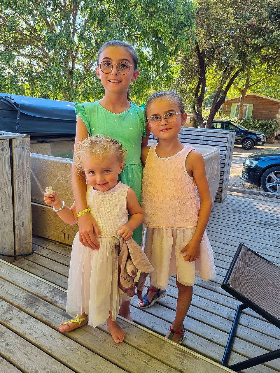 Louisa participe au concours pour gagner de l'argent avec cette photo : bench, child, dress, event, fun, grass, happy, joy, leisure, person, plant, recreation, sandal, sitting, smile, summer, tire, toddler, tree, vacation