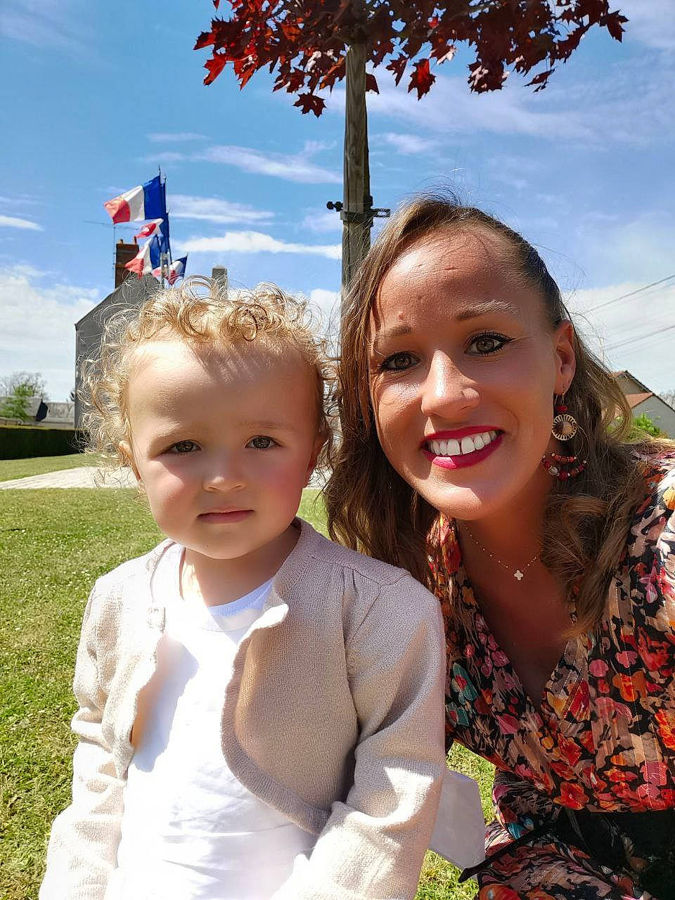 Louisa a rejoint le concours — aidez-le/la à gagner de superbes lots ! cloud, event, facial_expression, fun, gesture, grass, happy, iris, joy, leaf, leisure, people_in_nature, person, plant, skin, sky, smile, summer, t_shirt, toddler