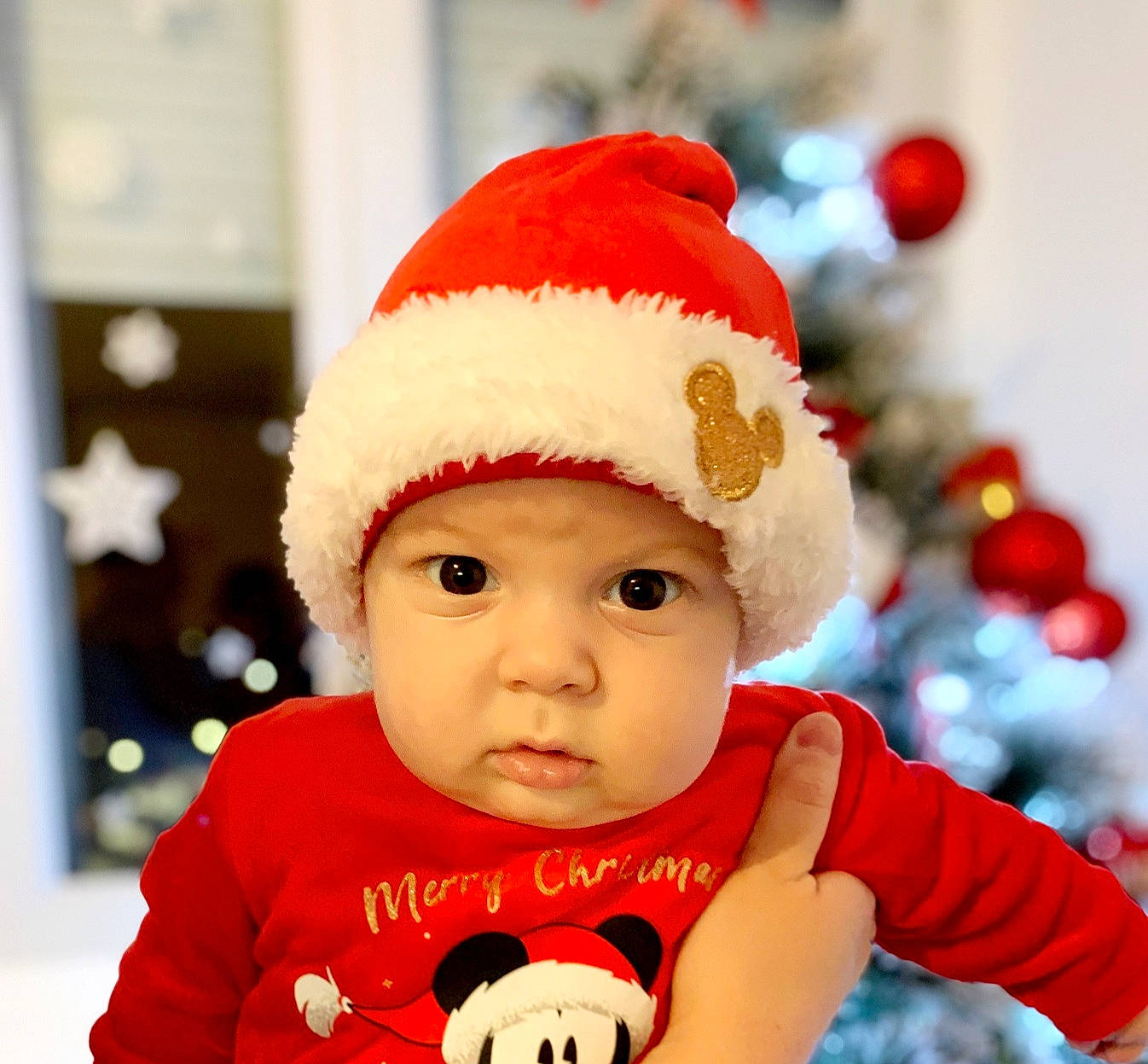 Matias a rejoint le concours — aidez-le/la à gagner de superbes lots ! baby, baby_toddler_clothing, beauty, cap, child, christmas, christmas_eve, costume_hat, event, facial_expression, happy, hat, headgear, headwear, holiday, person, photograph, red, sleeve, toddler
