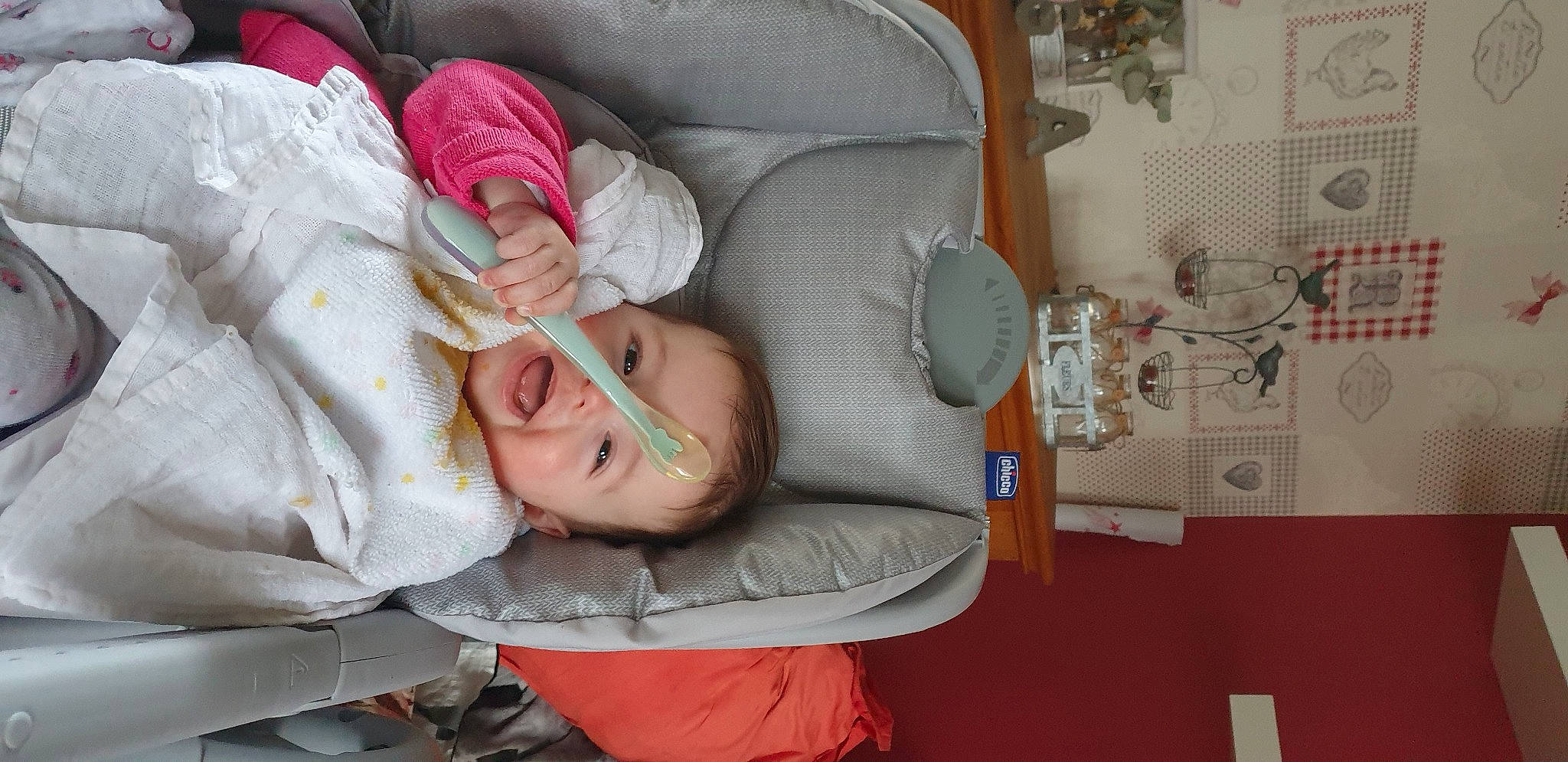 Maëlane participe au concours pour gagner de l'argent avec cette photo : baby, baby_products, chair, child, comfort, hat, mouth, person, picture_frame, room, sitting, toddler