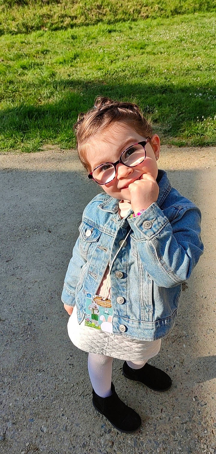 Maïssa a rejoint le concours — aidez-le/la à gagner de superbes lots ! baby_toddler_clothing, child, cool, denim, electric_blue, eyewear, finger, fun, gesture, glasses, grass, hand, happy, joint, joy, pattern, person, skin, sleeve, street_fashion