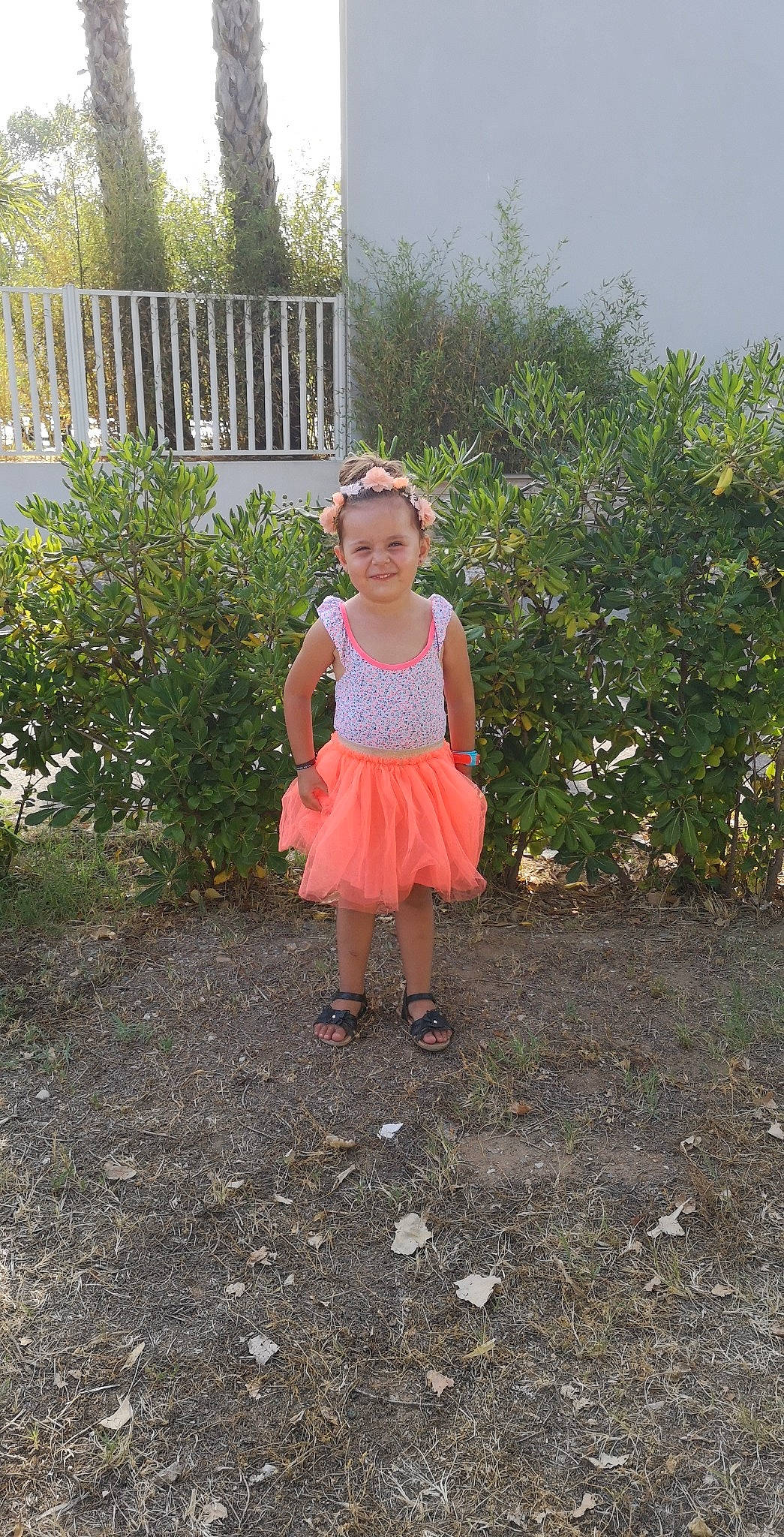 Inaya participe au concours pour gagner de l'argent avec cette photo : asphalt, baby_toddler_clothing, dress, fun, garden, grass, house, joy, landscape, leisure, magenta, pattern, people_in_nature, person, plant, recreation, shrub, soil, toddler, tree