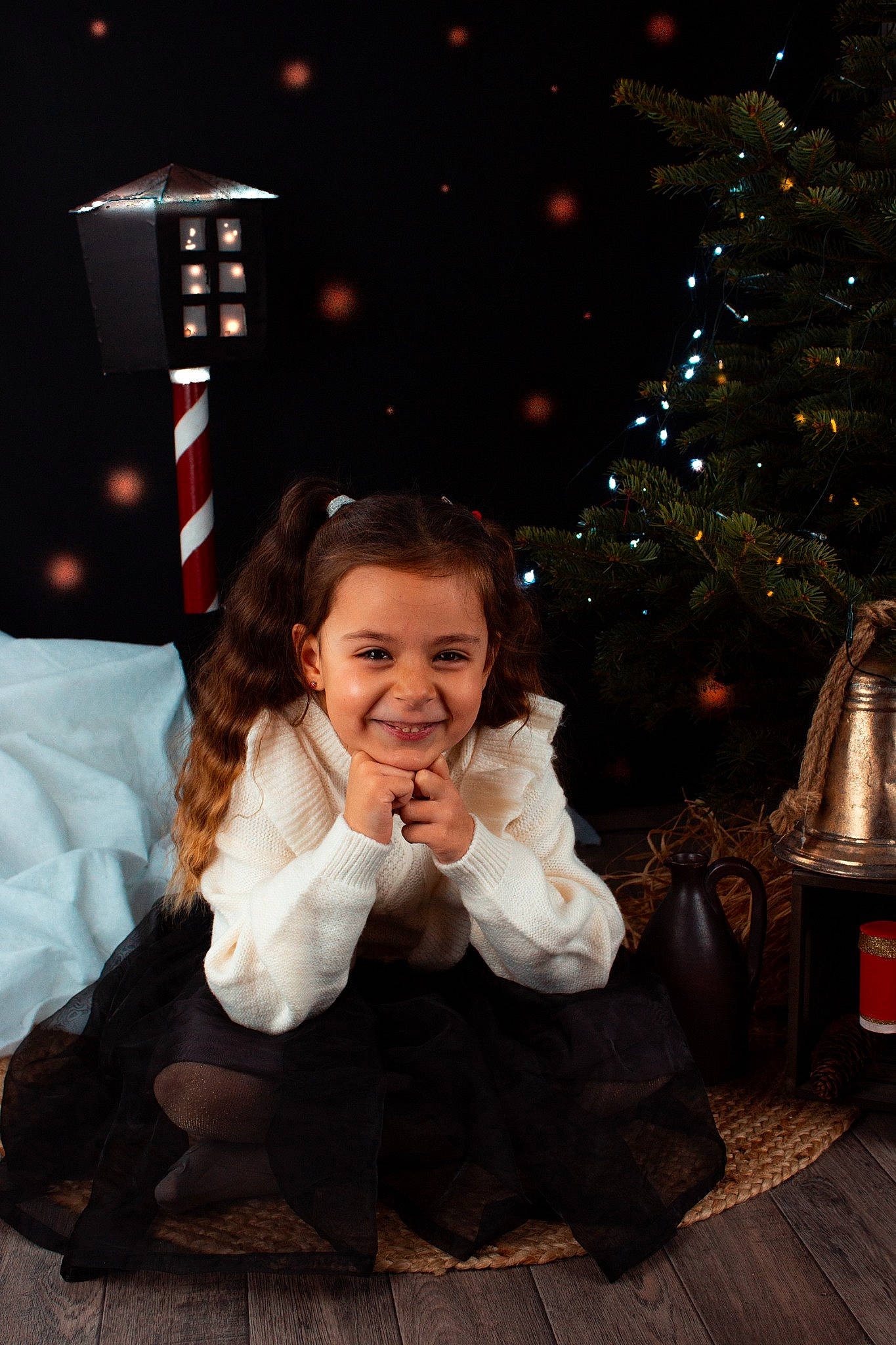 Inaya participe au concours pour gagner de l'argent avec cette photo : child, christmas, christmas_decoration, christmas_eve, christmas_tree, event, facial_expression, flash_photography, formal_wear, fun, fur, happy, holiday, joy, leisure, lighting, person, sitting, smile, tradition