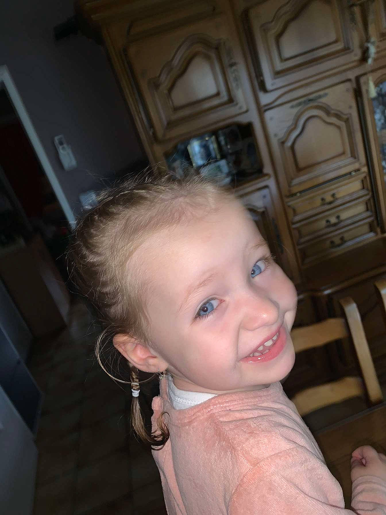 Léna a rejoint le concours — aidez-le/la à gagner de superbes lots ! baby, baby_toddler_clothing, chair, cheek, child, chin, ear, eye, eyebrow, eyelash, face, fun, happy, iris, joy, mouth, nose, person, sitting, skin