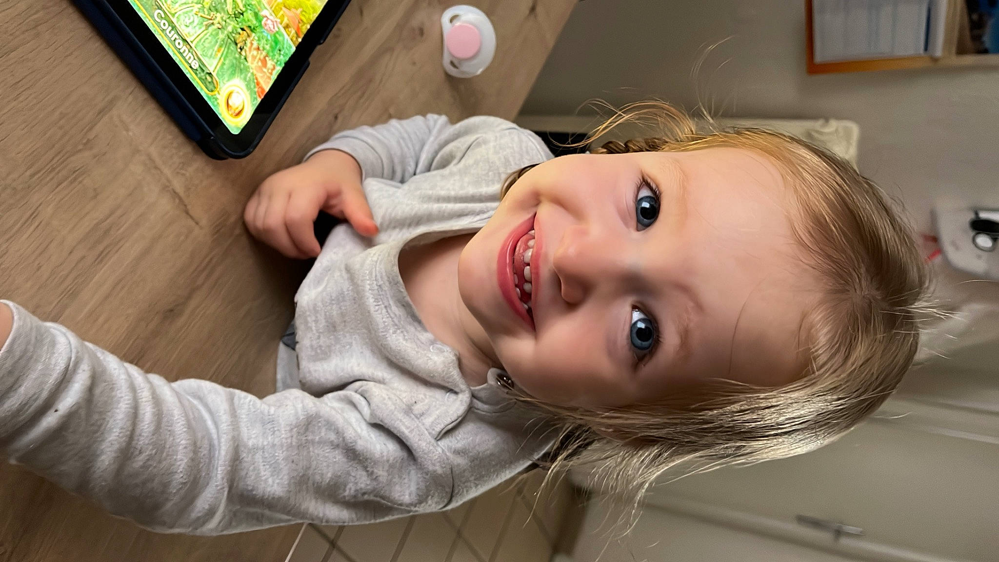 Léna a rejoint le concours — aidez-le/la à gagner de superbes lots ! cheek, child, chin, eyebrow, eyelash, facial_expression, fun, hairstyle, happy, iris, joy, lip, mouth, neck, nose, person, skin, smile, snapshot, toddler
