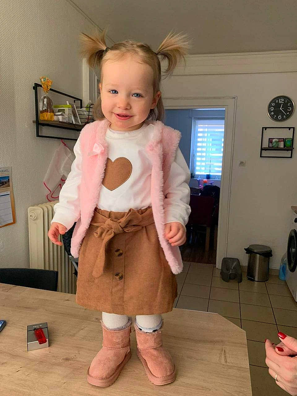 Léna participe au concours pour gagner de l'argent avec cette photo : blond, flooring, fun, happy, human_body, joint, joy, knee, outerwear, person, picture_frame, pink, shoulder, skin, sleeve, smile, sock, standing, textile, thigh