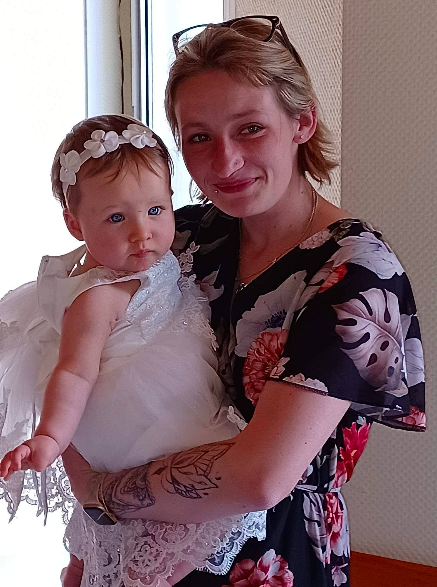 Léna a rejoint le concours — aidez-le/la à gagner de superbes lots ! abdomen, baby_toddler_clothing, dress, embellishment, fashion, fashion_design, fun, gesture, hair, hairstyle, happy, headpiece, iris, jewellery, joy, person, pink, shoulder, skin, smile