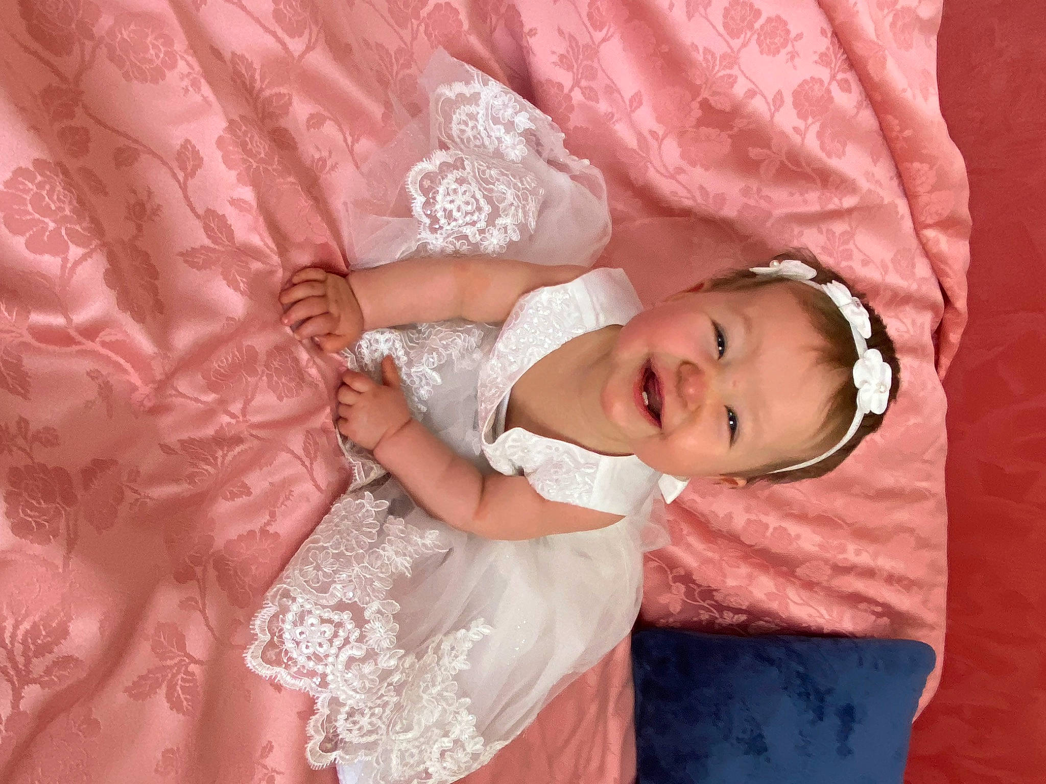 Léna a rejoint le concours — aidez-le/la à gagner de superbes lots ! baby, baby_toddler_clothing, child, clothing, day_dress, dress, embellishment, event, eyelash, finger, hand, happy, joy, magenta, pattern, peach, person, pink, skin, smile