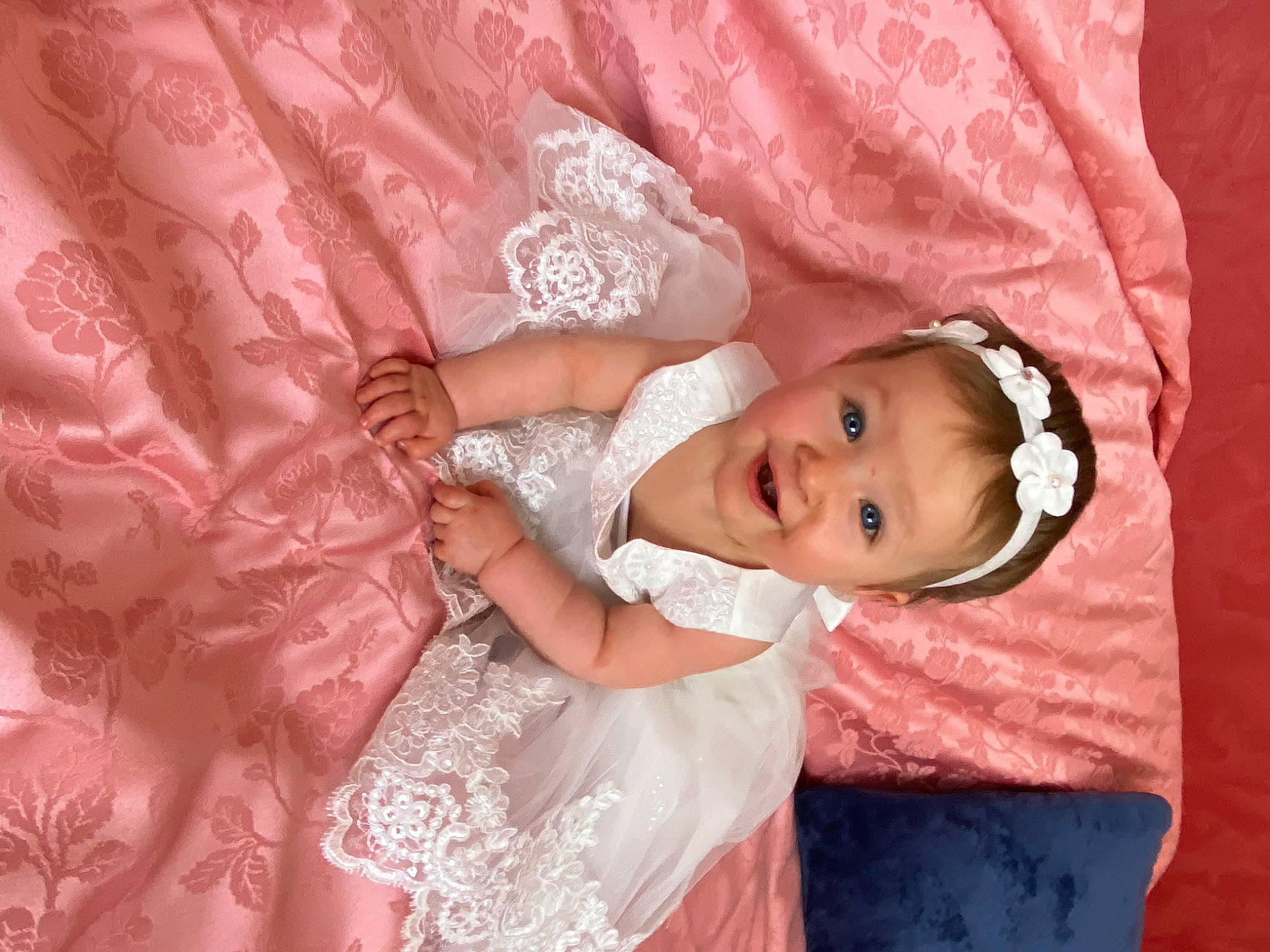 Léna a rejoint le concours — aidez-le/la à gagner de superbes lots ! baby, baby_toddler_clothing, dress, embellishment, eye, eyelash, face, happy, head, iris, joy, magenta, pattern, person, pink, product, purple, skin, sleeve, smile