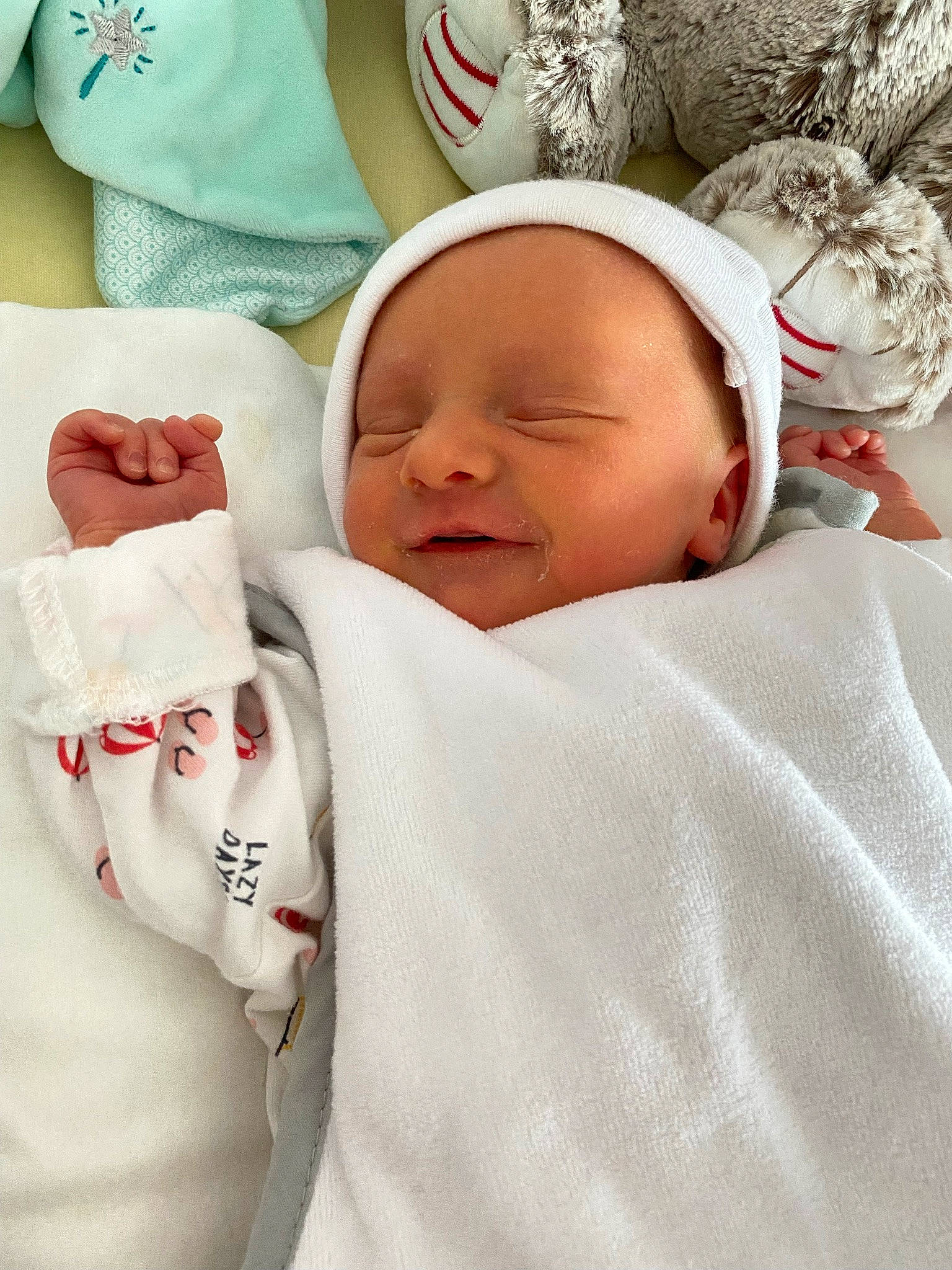 Léna participe au concours pour gagner de l'argent avec cette photo : baby, baby_products, baby_sleeping, baby_toddler_clothing, bedding, bedtime, carmine, cheek, child, comfort, drinkware, event, happy, linens, mouth, person, room, skin, textile, toddler