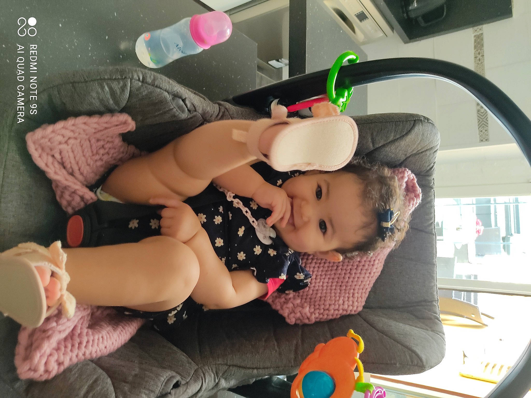 Sara a rejoint le concours — aidez-le/la à gagner de superbes lots ! abdomen, baby, baby_products, baby_toddler_clothing, car_seat, chest, child, comfort, finger, fun, human_leg, joy, knee, lap, mouth, person, product, room, skin, thigh