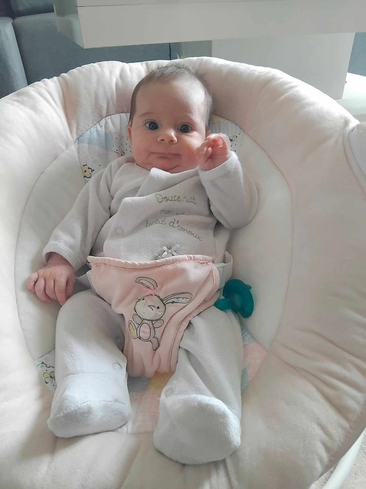 Mya a rejoint le concours — aidez-le/la à gagner de superbes lots ! baby, infant, child, pajamas, bib, bunny, soft_toys, cushion, seat, indoor, cute, face, hands, feet, expression, comfort, cozy, smile, pacifier, home
