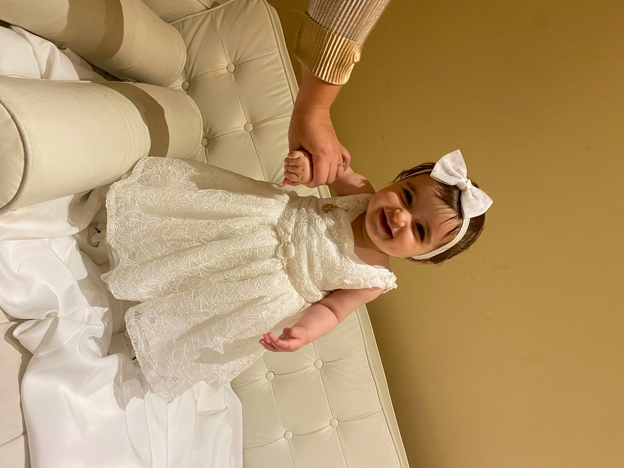 Edessa a rejoint le concours — aidez-le/la à gagner de superbes lots ! arm, baby_toddler_clothing, comfort, dress, elbow, finger, gesture, hand, happy, human_body, joint, joy, neck, person, product, shoulder, skin, sleeve, textile, toddler