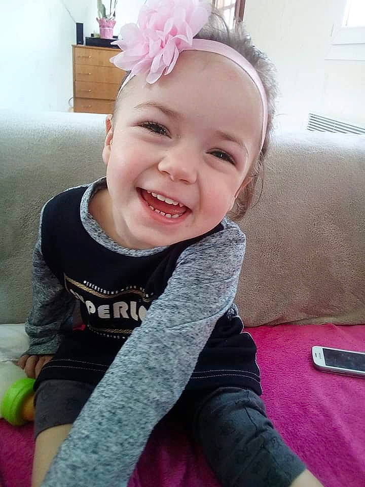 Elvira participe au concours pour gagner de l'argent avec cette photo : cheek, child, child_model, day, ear, fun, girl, hair, hair_accessory, head, headgear, human_hair_color, infant, joy, organ, person, pink, product, skin, smile