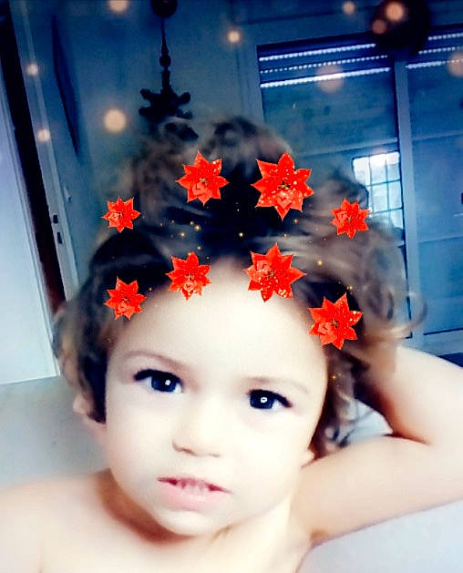 Elvira participe au concours pour gagner de l'argent avec cette photo : child, flower, girl, hair_accessory, headpiece, person, petal