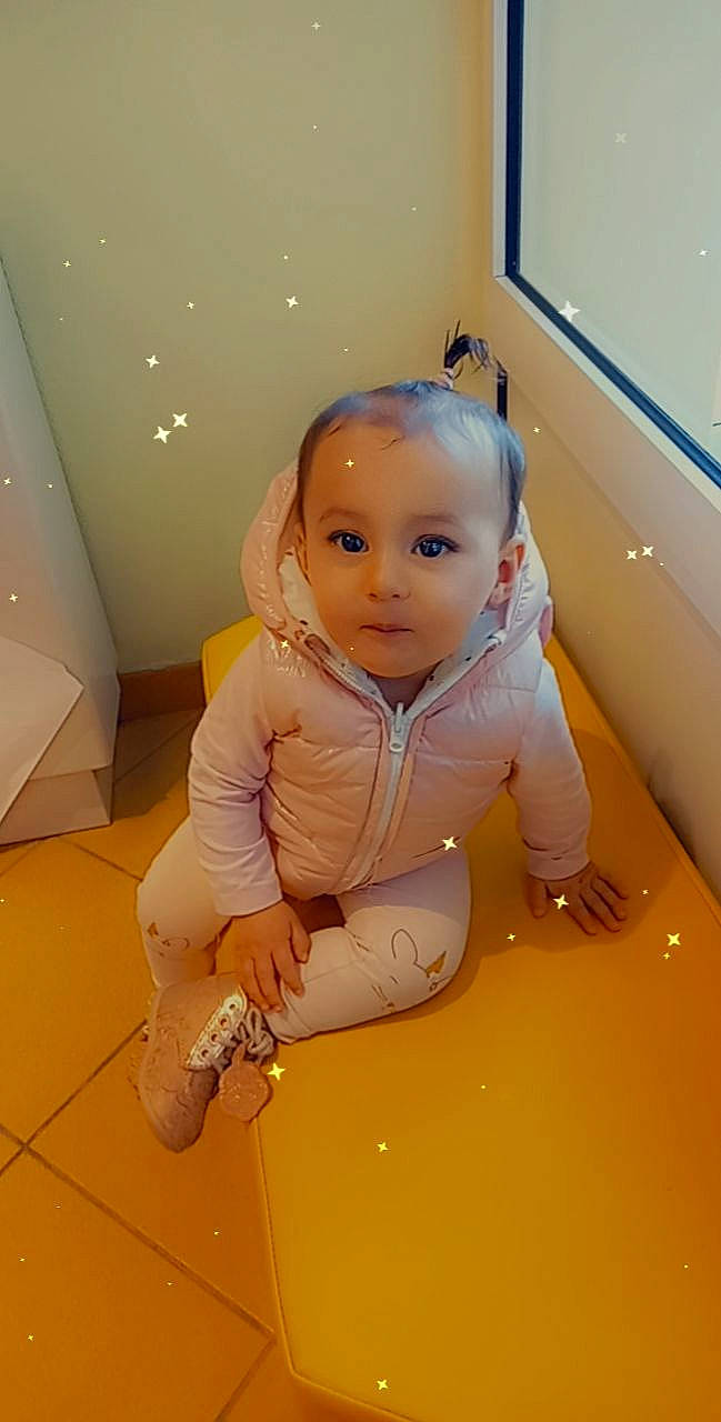 Elaïa participe au concours pour gagner de l'argent avec cette photo : baby, cheek, child, comfort, eyebrow, eyelash, flooring, fun, nose, peach, person, plastic, room, sitting, skin, sleeve, thumb, toddler