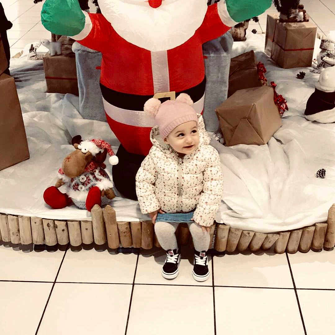 Elaïa a rejoint le concours — aidez-le/la à gagner de superbes lots ! carmine, cartoon, christmas, christmas_decoration, christmas_eve, event, fictional_character, flooring, fun, happy, holiday, mammal, photograph, recreation, red, santa_claus, snapshot, tree, white, winter