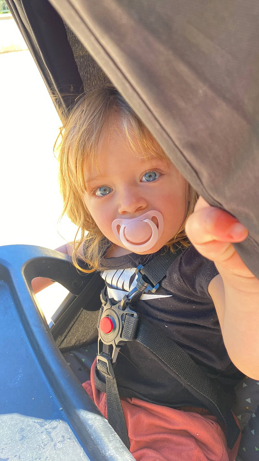Lyanna a rejoint le concours — aidez-le/la à gagner de superbes lots ! auto_part, automotive_exterior, baby, baby_carriage, baby_toddler_clothing, blond, car_seat, child, electric_blue, family_car, fun, hairstyle, happy, motor_vehicle, person, skin, sleeve, steering_wheel, toddler, vehicle_door