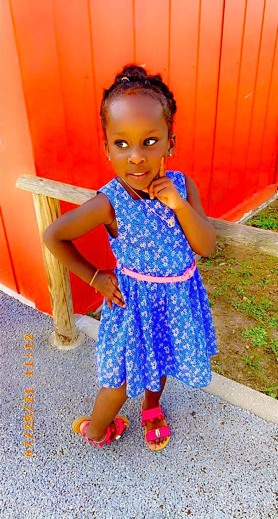 Chrislene participe au concours pour gagner de l'argent avec cette photo : arm, azure, baby_toddler_clothing, child, electric_blue, event, fun, hair, hairstyle, happy, head, joint, leisure, magenta, people, person, purple, sandal, smile, toddler