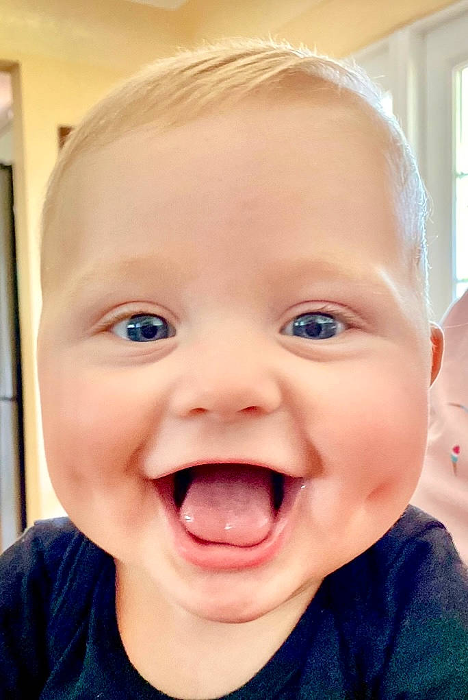 Dallas is registered to the contest to win money with this photo: cheek, chin, ear, eye, eyebrow, eyelash, facial_expression, gesture, happy, human_body, iris, jaw, joy, lip, mouth, nose, person, skin, smile, standing