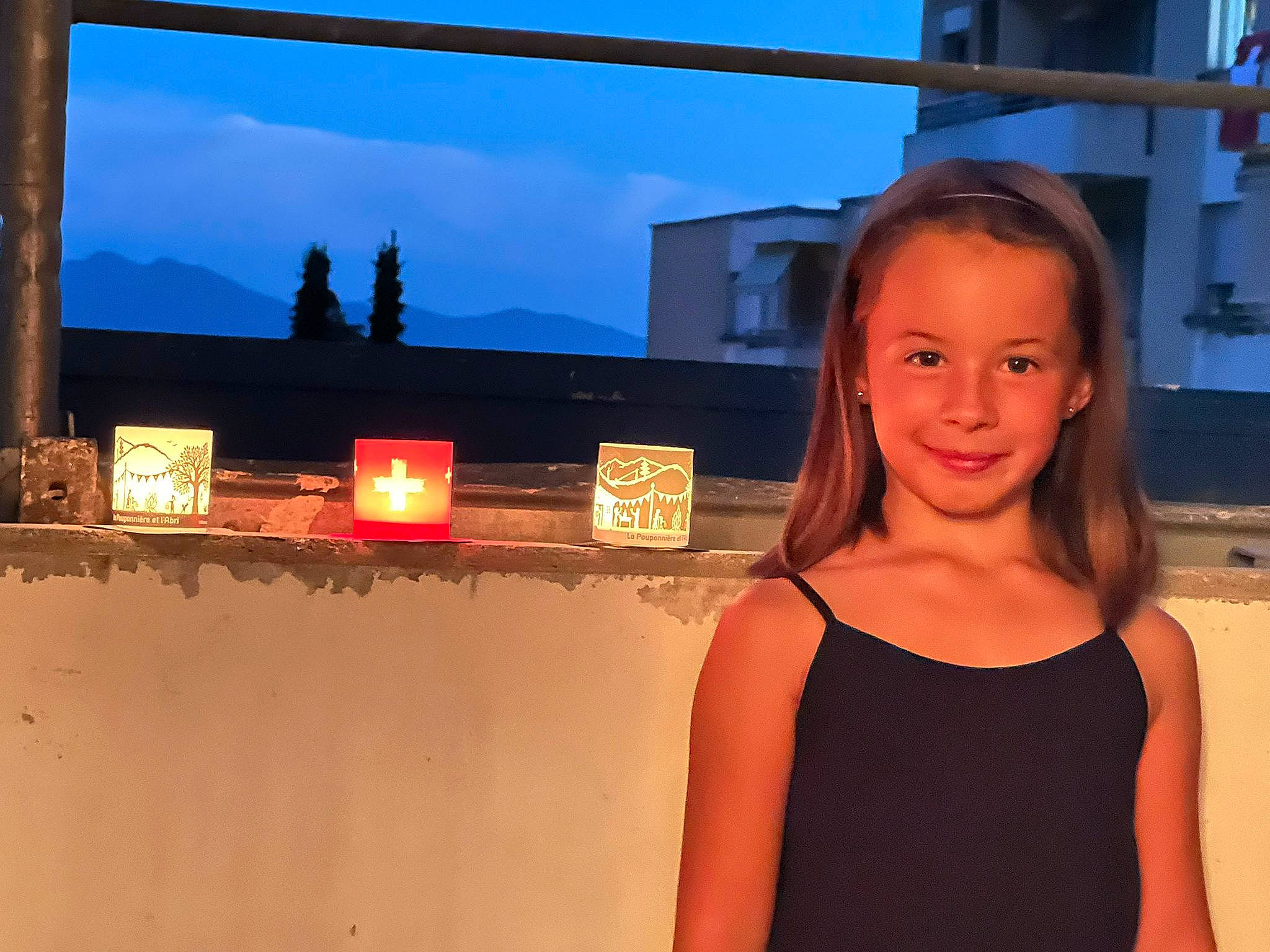 énora participe au concours pour gagner de l'argent avec cette photo : brown_hair, display_device, electric_blue, evening, event, flash_photography, fun, happy, human_leg, joy, leisure, long_hair, magenta, person, room, sky, smile, travel, tree, vacation