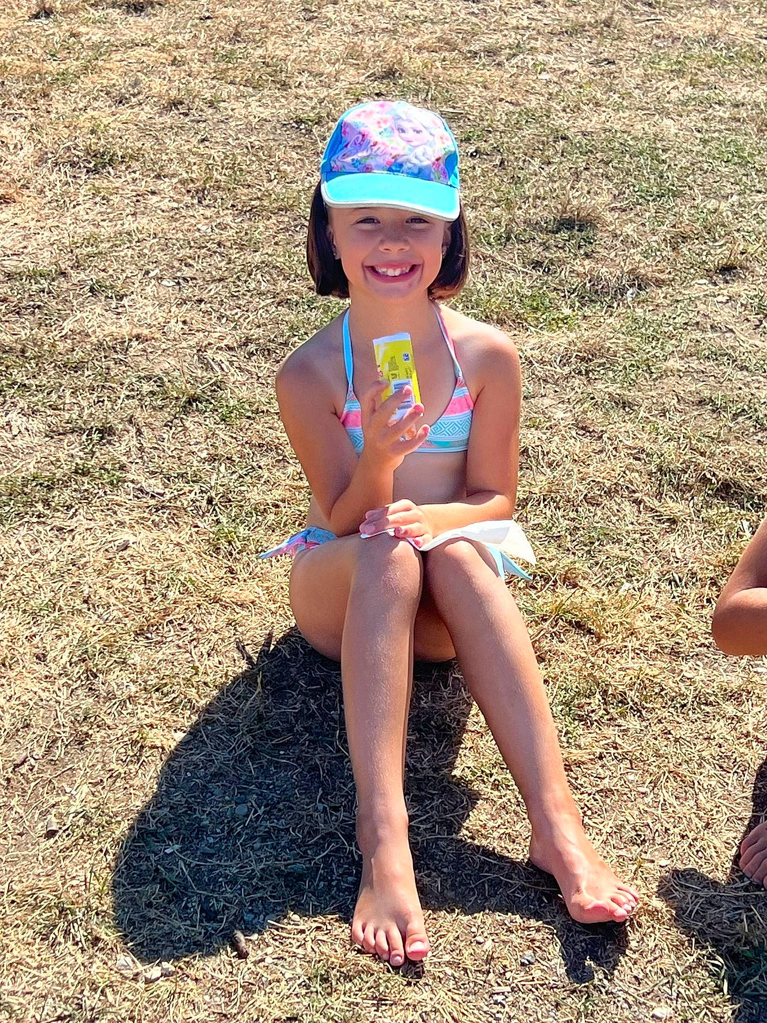 énora participe au concours pour gagner de l'argent avec cette photo : barefoot, baseball_cap, cap, face, foot, fun, grass, happy, hat, headwear, human_leg, joy, knee, leg, leisure, people_in_nature, person, sand, smile, sun_hat