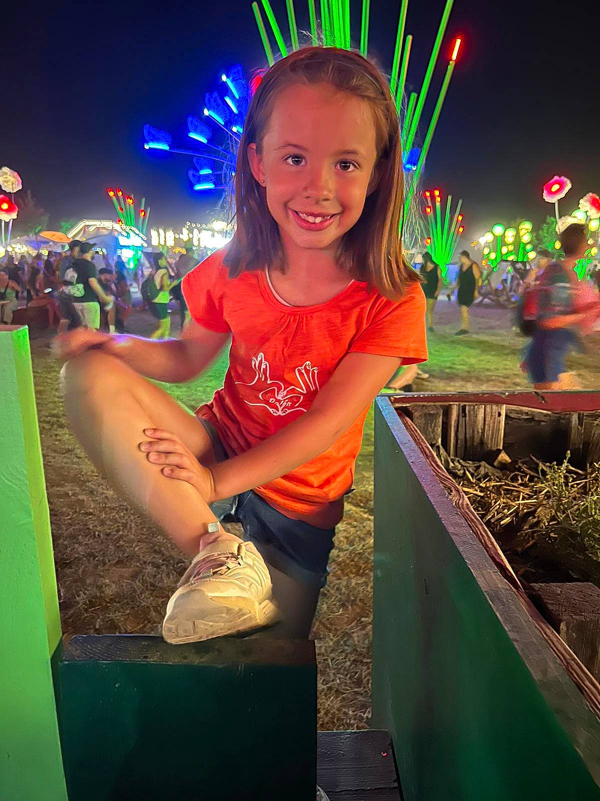 énora participe au concours pour gagner de l'argent avec cette photo : cool, finger, flash_photography, fun, grass, happy, human, human_body, joy, leg, leisure, light, magenta, person, pink, plant, recreation, smile, standing, summer