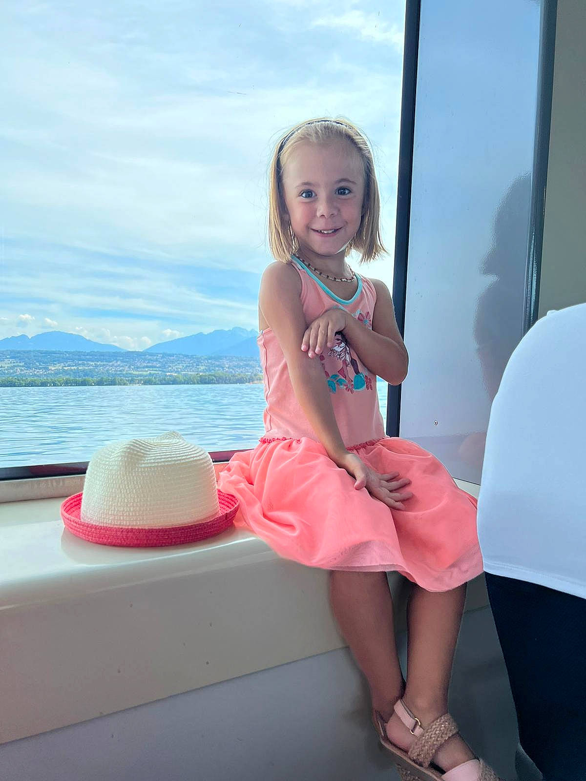 élyna participe au concours pour gagner de l'argent avec cette photo : azure, cloud, comfort, flash_photography, fun, happy, joy, lake, leg, leisure, person, pink, recreation, sandal, shoulder, skin, sky, smile, thigh, toddler