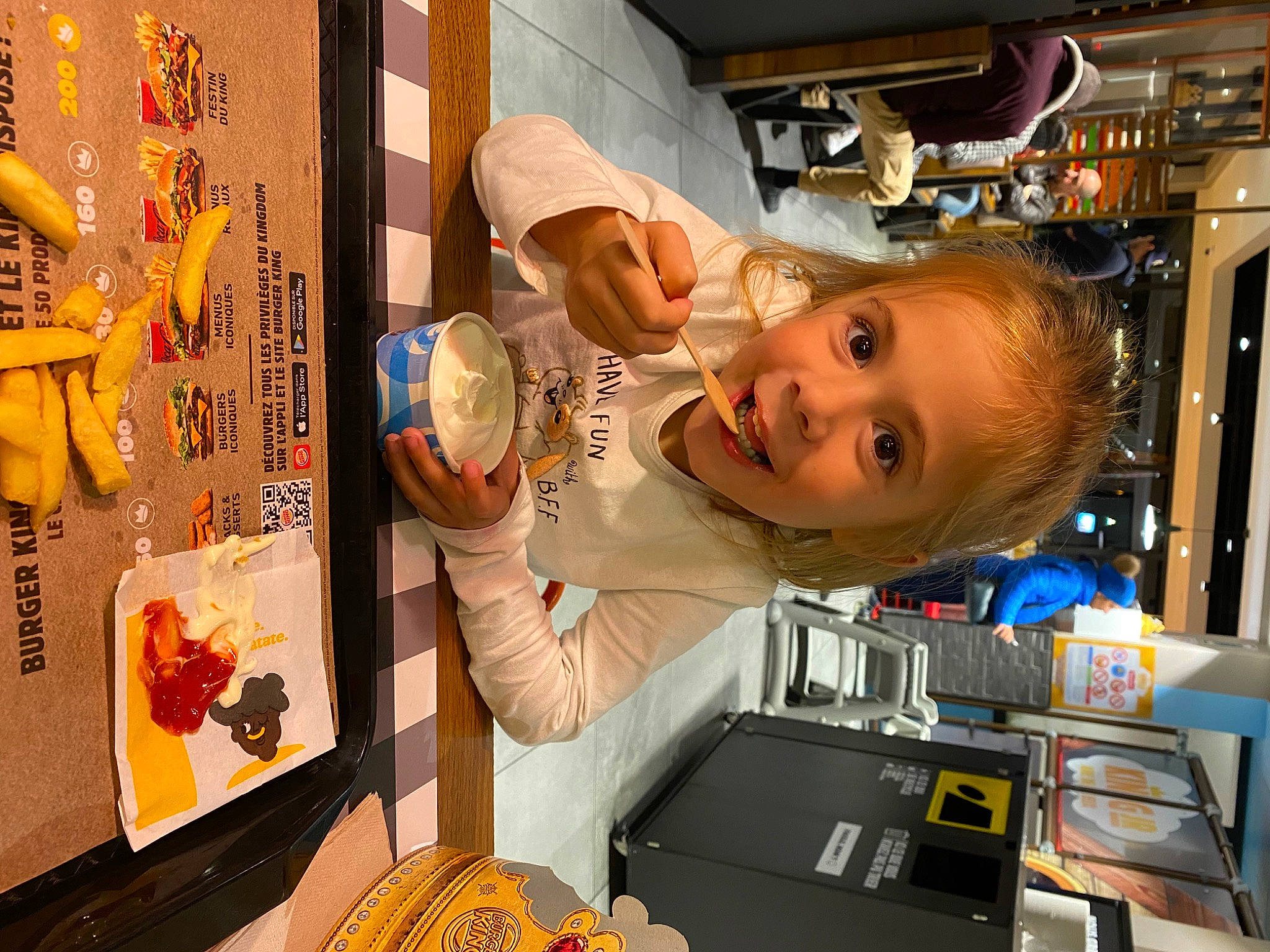 élyna participe au concours pour gagner de l'argent avec cette photo : baby, child, comfort_food, customer, fast_food, fun, hat, joy, machine, orange, person, product, retail, room, service, smile, space, t_shirt, toddler