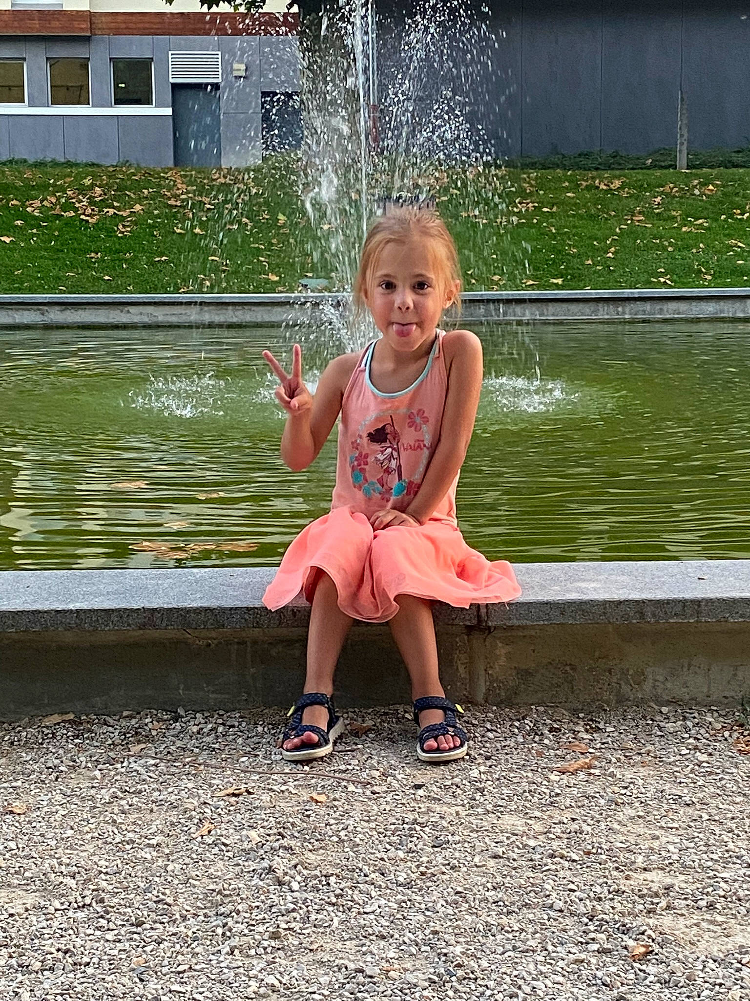 élyna a rejoint le concours — aidez-le/la à gagner de superbes lots ! barefoot, dress, foot, fountain, fun, grass, hand, happy, human_body, human_leg, lake, leisure, people_in_nature, person, plant, recreation, summer, toddler, tree, water