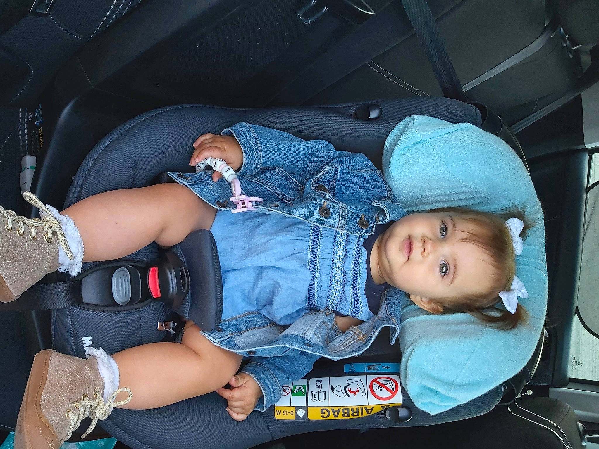 Livia a rejoint le concours — aidez-le/la à gagner de superbes lots ! auto_part, automotive_design, automotive_exterior, baby_carriage, baby_products, baby_toddler_clothing, car_seat, comfort, electric_blue, family_car, flash_photography, fun, lap, luxury_vehicle, motor_vehicle, person, sitting, thigh, toddler, trunk