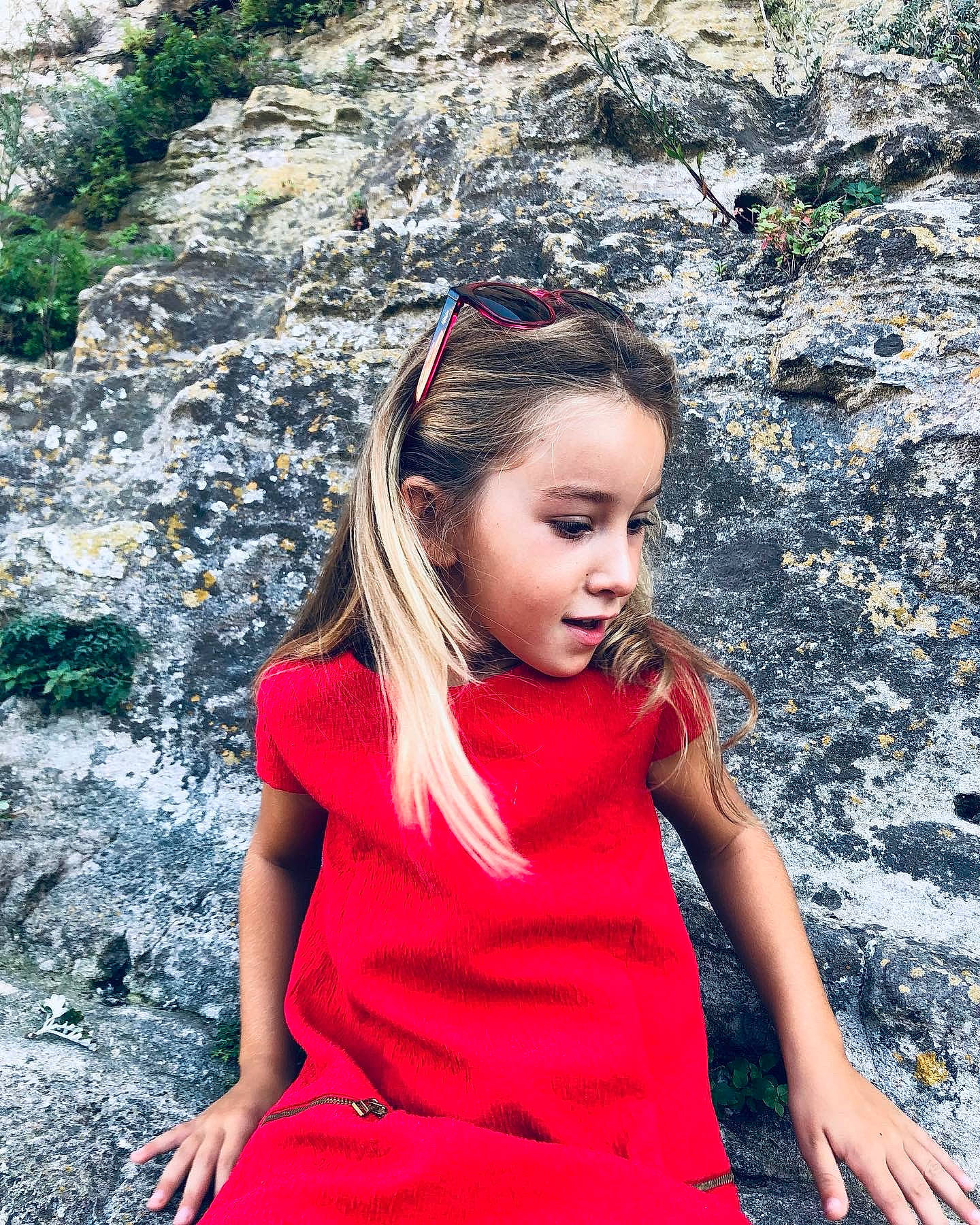 Oriane participe au concours pour gagner de l'argent avec cette photo : dress, facial_expression, flash_photography, grass, happy, human_body, leaf, leisure, nature, people, people_in_nature, person, photograph, plant, red, shoulder, standing, summer, sunglasses, toddler