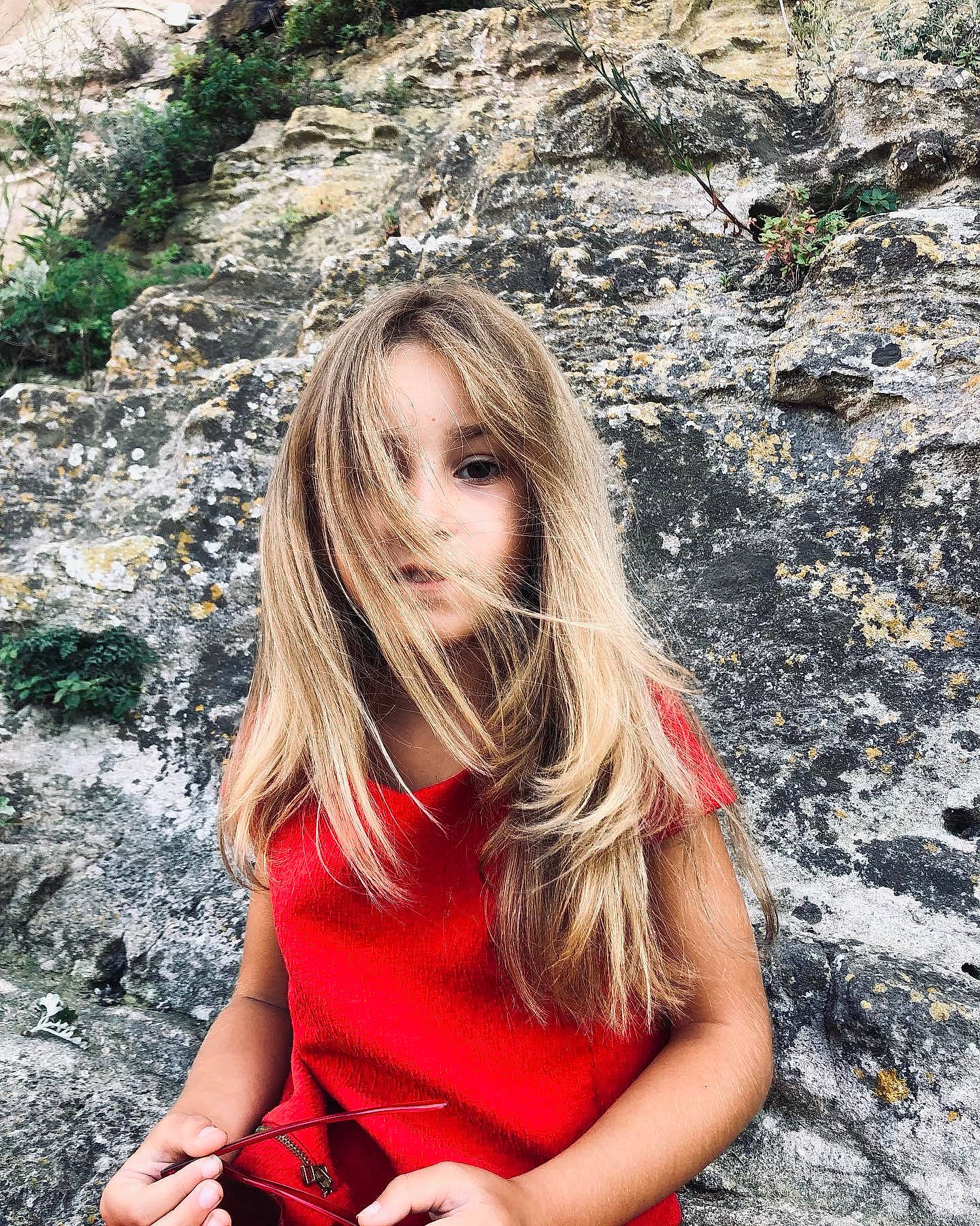 Oriane participe au concours pour gagner de l'argent avec cette photo : beauty, bedrock, black, blond, brown_hair, fashion, flash_photography, grass, hairstyle, happy, leaf, lip, long_hair, muscle, people_in_nature, person, photograph, sitting, summer, tree