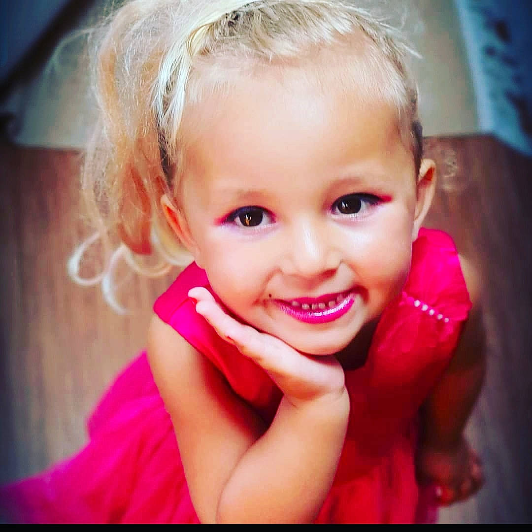 Jazz a rejoint le concours — aidez-le/la à gagner de superbes lots ! beauty, blond, cheek, child, chin, eye, eyebrow, face, facial_expression, forehead, hair, hairstyle, happy, head, joy, lip, nose, person, pink, skin