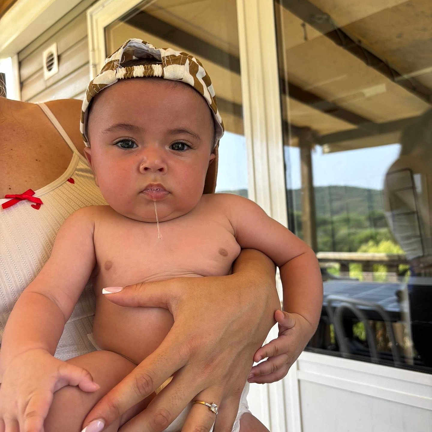 Eythan a rejoint le concours — aidez-le/la à gagner de superbes lots ! adult_hand, baby, building, cap, casual, child, diaper, drool, expressionless, face, hand, holding, nail_polish, outdoor, person, reflection, ring, skin, summer, window