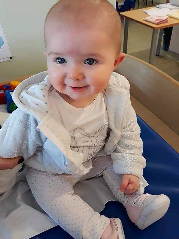 Jade a rejoint le concours — aidez-le/la à gagner de superbes lots ! baby, cheek, child, chin, face, facial_expression, finger, head, leg, person, sitting, skin, sleeve, smile, toddler