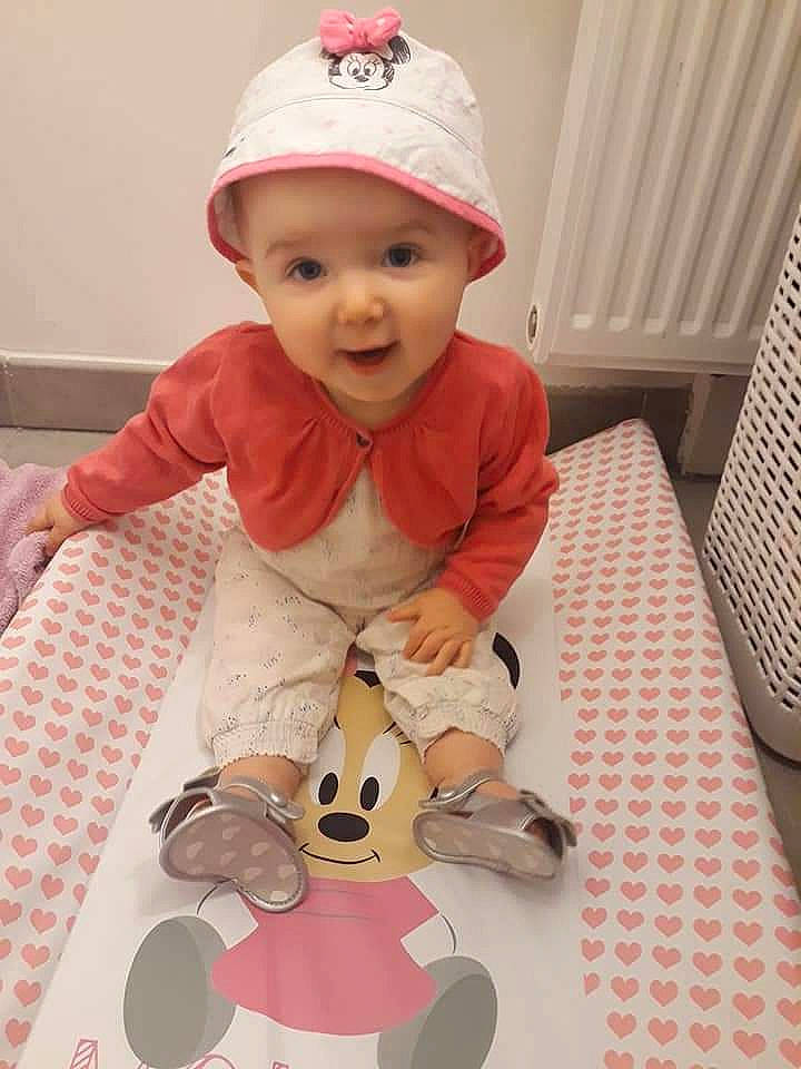 Jade a rejoint le concours — aidez-le/la à gagner de superbes lots ! baby, baby_toddler_clothing, cap, child, headgear, headwear, person, pink, play, sleeve, stuffed_toy, toddler, toy