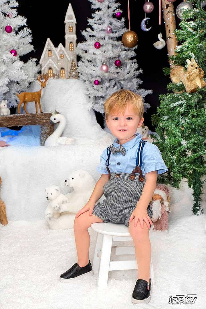 Lino participe au concours pour gagner de l'argent avec cette photo : baby_toddler_clothing, christmas_decoration, christmas_ornament, christmas_tree, doll, dress, evergreen, fawn, freezing, happy, holiday_ornament, human_body, joy, ornament, person, photograph, pink, plant, snow, toy