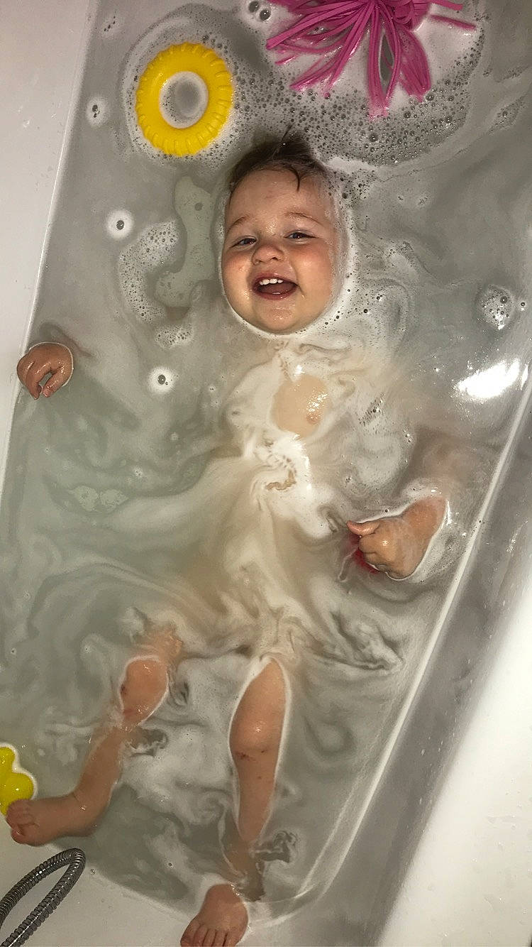 Lino a rejoint le concours — aidez-le/la à gagner de superbes lots ! art, baby, bathing, cheek, child, chin, eye, fun, gesture, hair, happy, human_body, iris, leisure, linens, nonbuilding_structure, person, play, smile, toddler