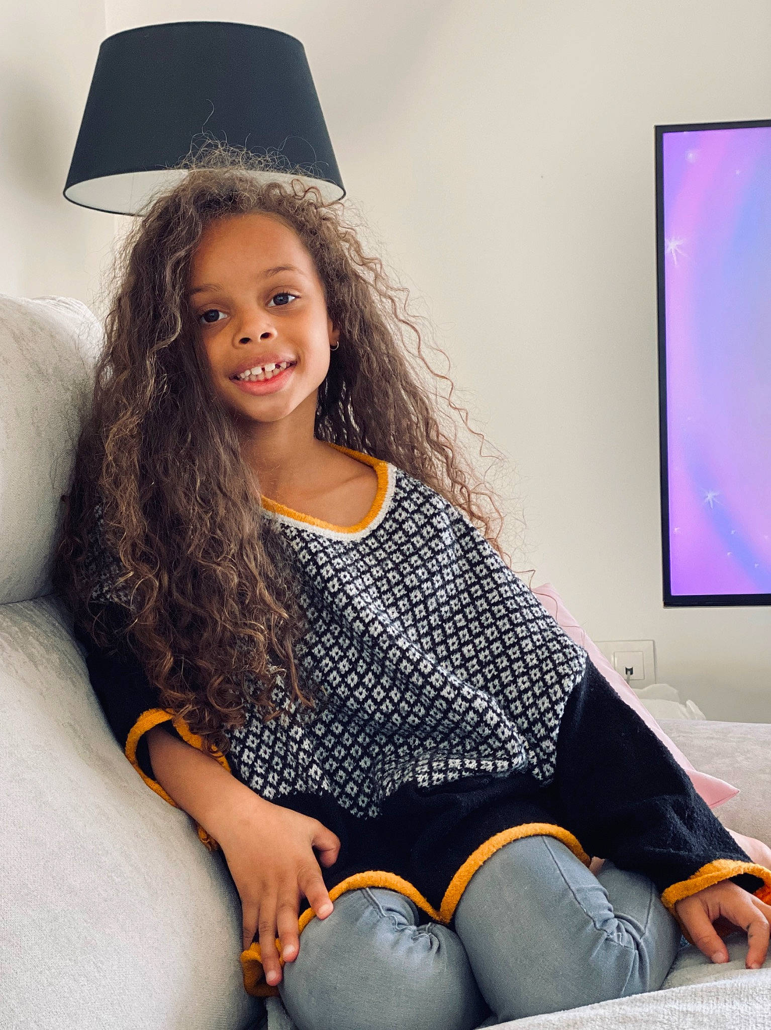 Inaya a rejoint le concours — aidez-le/la à gagner de superbes lots ! beauty, black, brown_hair, child, child_model, clothing, fashion_accessory, hat, headgear, human_leg, joy, leg, long_hair, model, person, photo_shoot, photography, sitting, smile, thigh