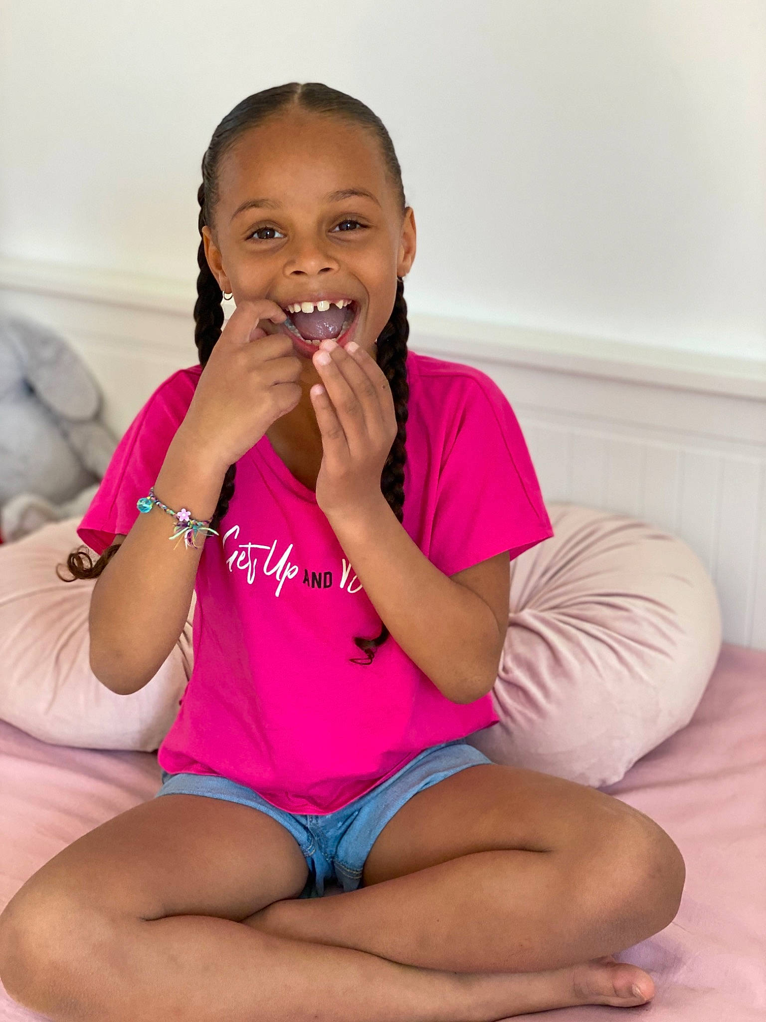 Inaya participe au concours pour gagner de l'argent avec cette photo : cheek, child, finger, joy, leg, mouth, muscle, neck, person, pink, sitting, thigh, throat