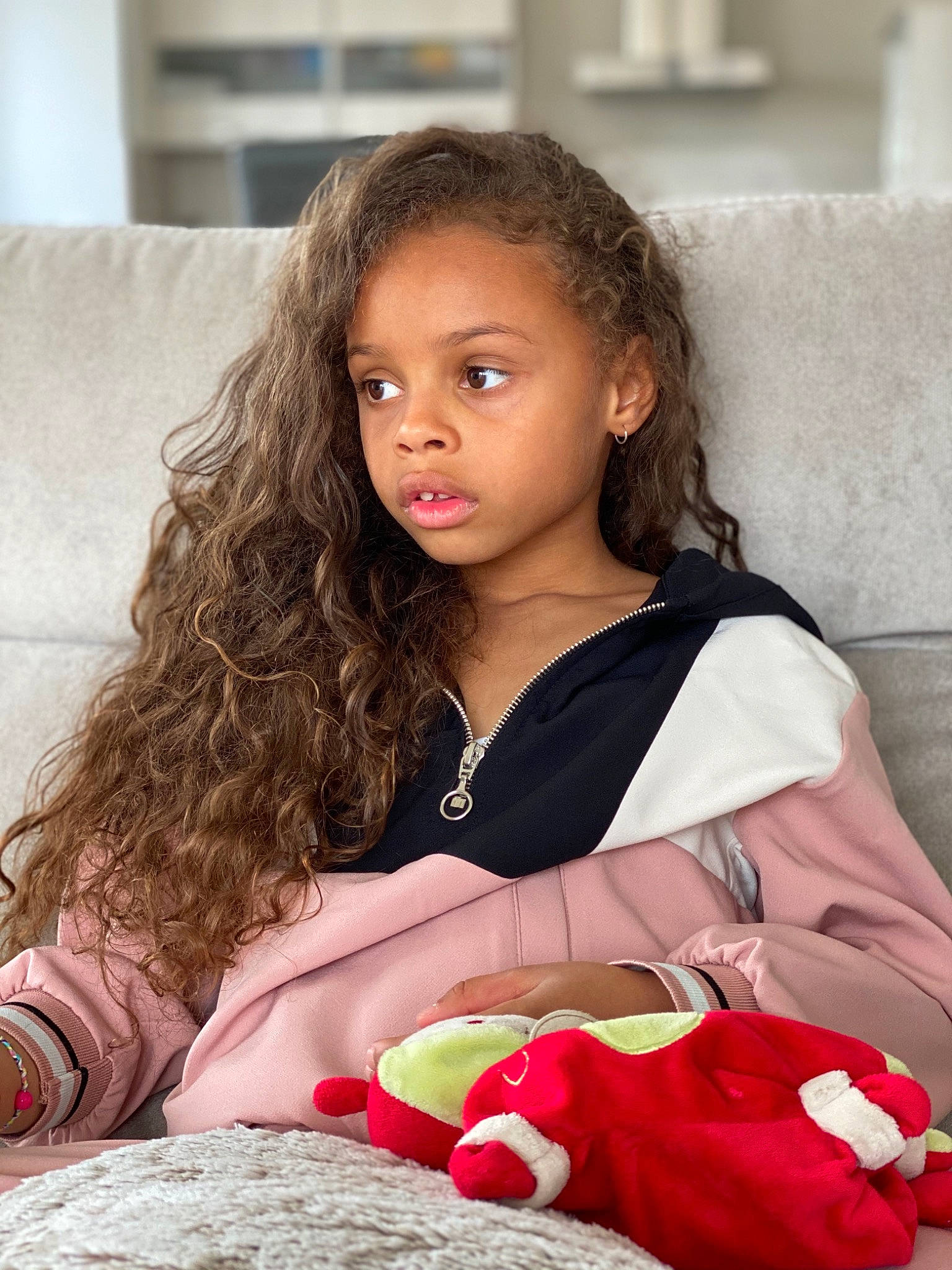 Inaya a rejoint le concours — aidez-le/la à gagner de superbes lots ! baby, beauty, brown_hair, child, child_model, lip, long_hair, person, pink, sitting, skin, toddler