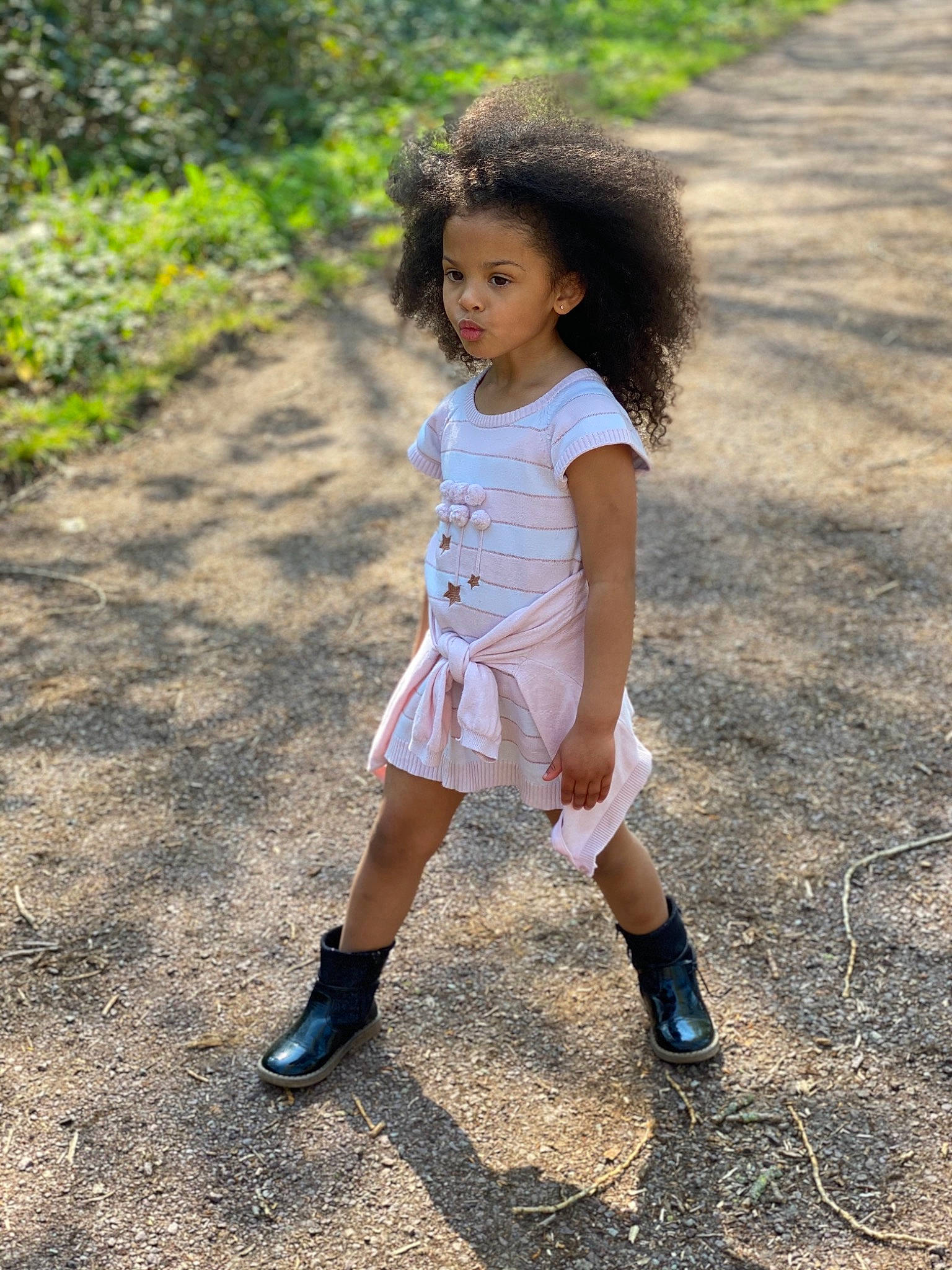 Mawa a rejoint le concours — aidez-le/la à gagner de superbes lots ! child, dress, footwear, grass, hairstyle, person, plant, play, shoe, toddler, tree, vacation, walking