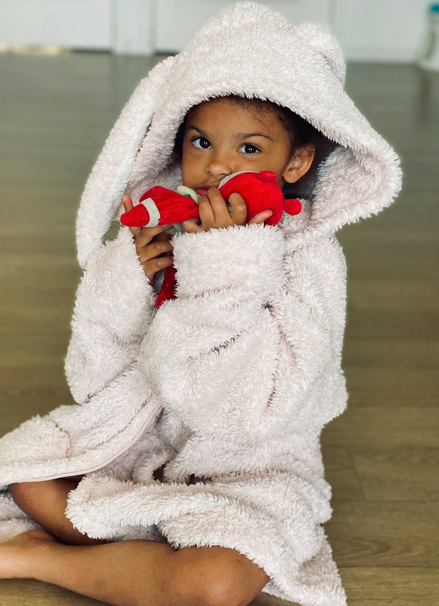 Mawa a rejoint le concours — aidez-le/la à gagner de superbes lots ! baby, cheek, child, christmas, fictional_character, fur, headgear, headwear, knit_cap, linens, lip, nose, outerwear, person, sitting, skin, textile, toddler, towel, toy