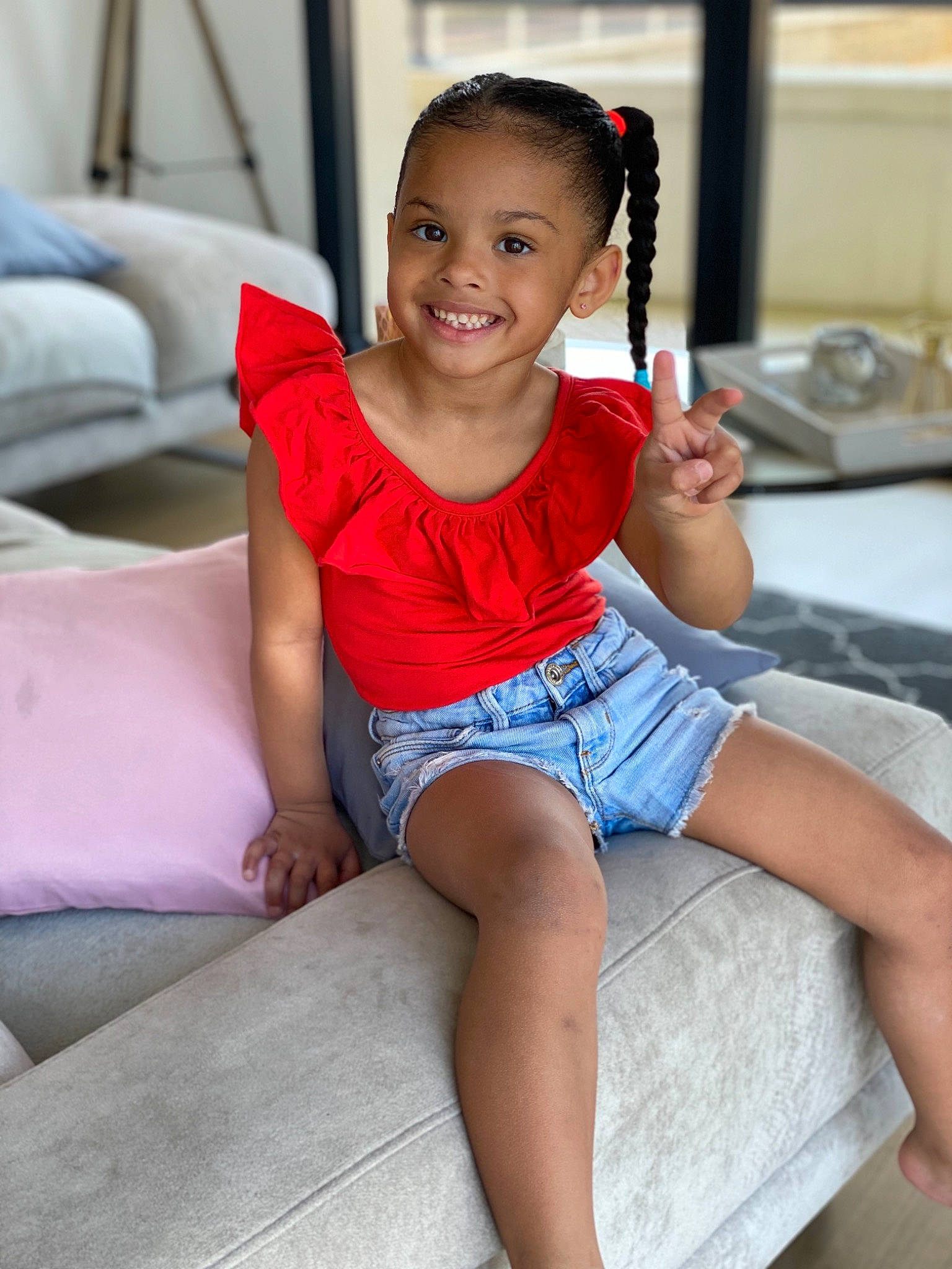 Mawa a rejoint le concours — aidez-le/la à gagner de superbes lots ! abdomen, child, child_model, finger, furniture, human_leg, joy, leg, long_hair, person, sitting, smile, thigh, toddler, vacation