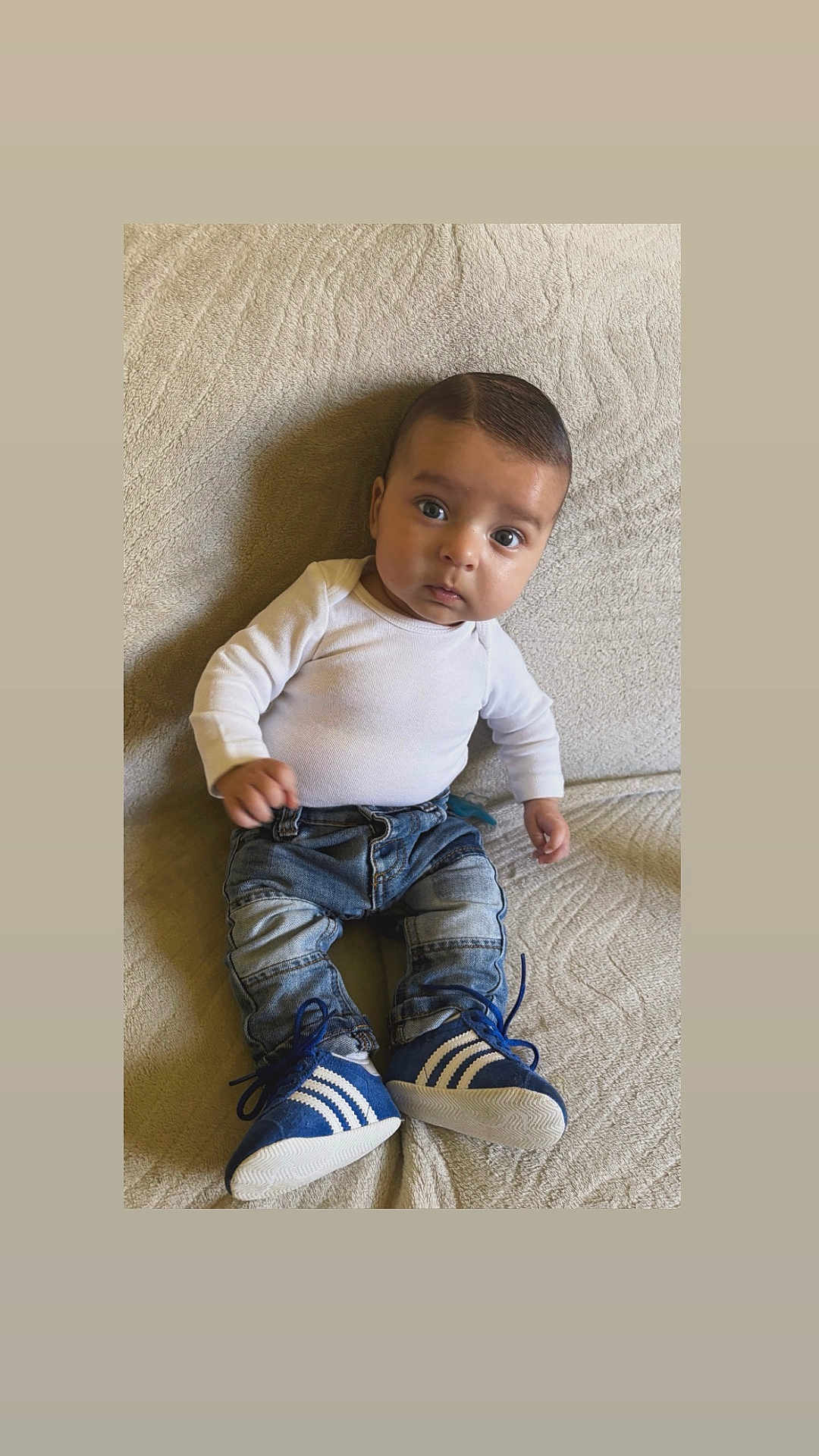 Zeyden participe au concours pour gagner de l'argent avec cette photo : baby, child, infant, jeans, sneakers, white_shirt, denim, blue_shoes, couch, textured_fabric, indoor, cute, portrait, seated, casual_clothing, young_child, looking_at_camera, small_shoes, baby_fashion, comfortable