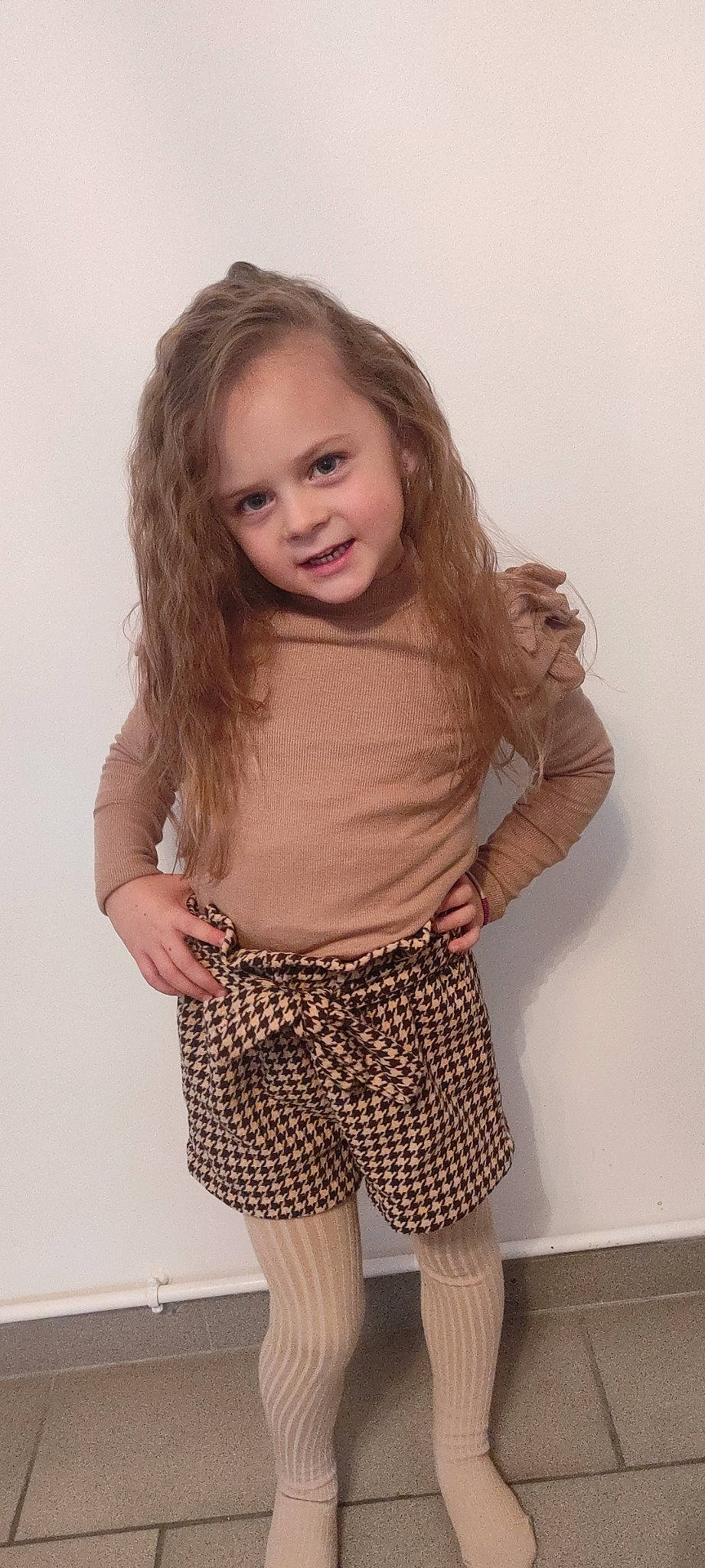 Mya a rejoint le concours — aidez-le/la à gagner de superbes lots ! arm, elbow, face, fashion, gesture, hair, happy, joint, joy, knee, leg, neck, outerwear, person, shoulder, sleeve, smile, standing, t_shirt, textile