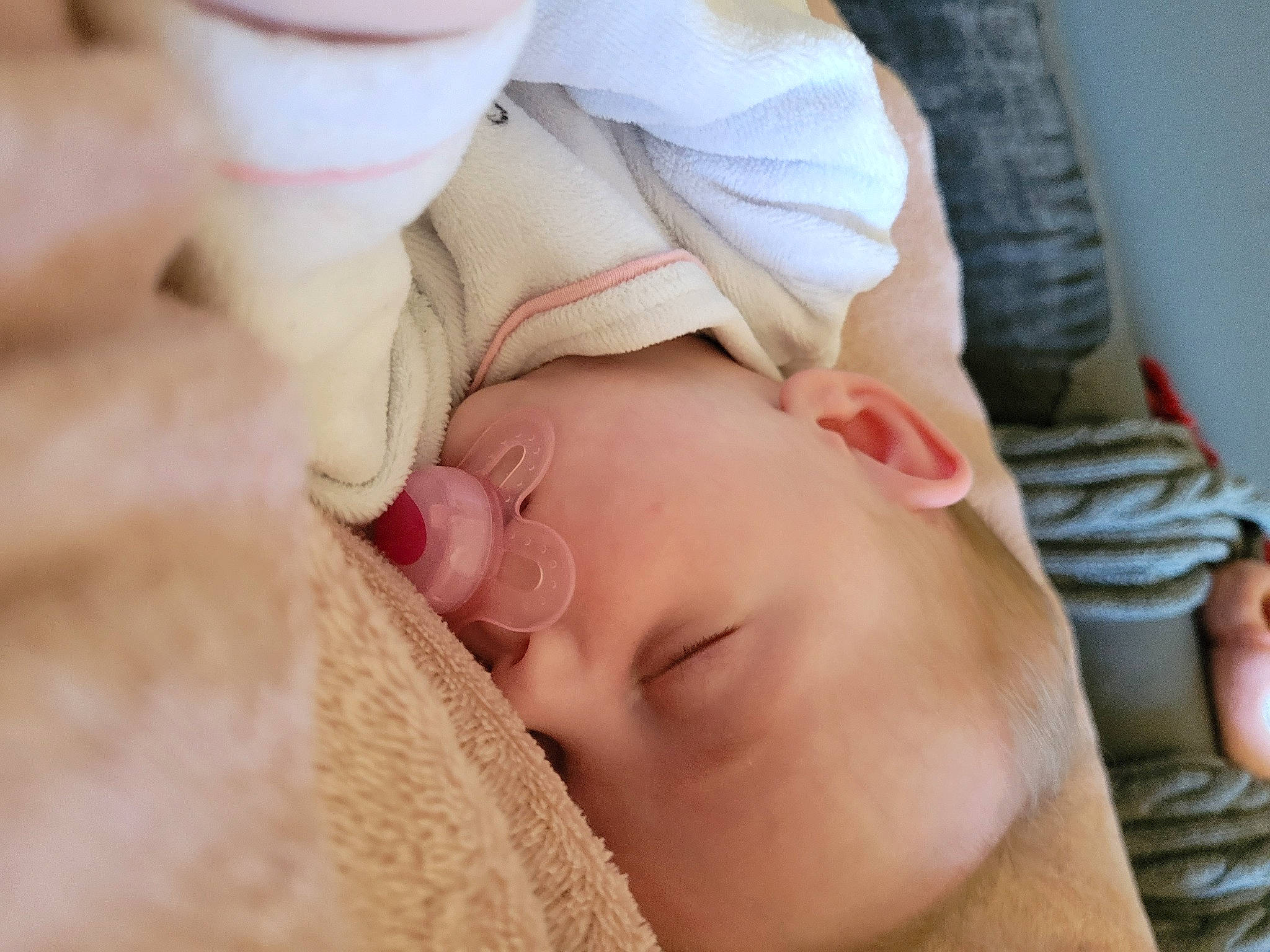 Layana a rejoint le concours — aidez-le/la à gagner de superbes lots ! abdomen, baby, baby_products, baby_sleeping, bedtime, cheek, comfort, ear, eyelash, gesture, hand, happy, headgear, mouth, nail, neck, nose, person, skin, thumb