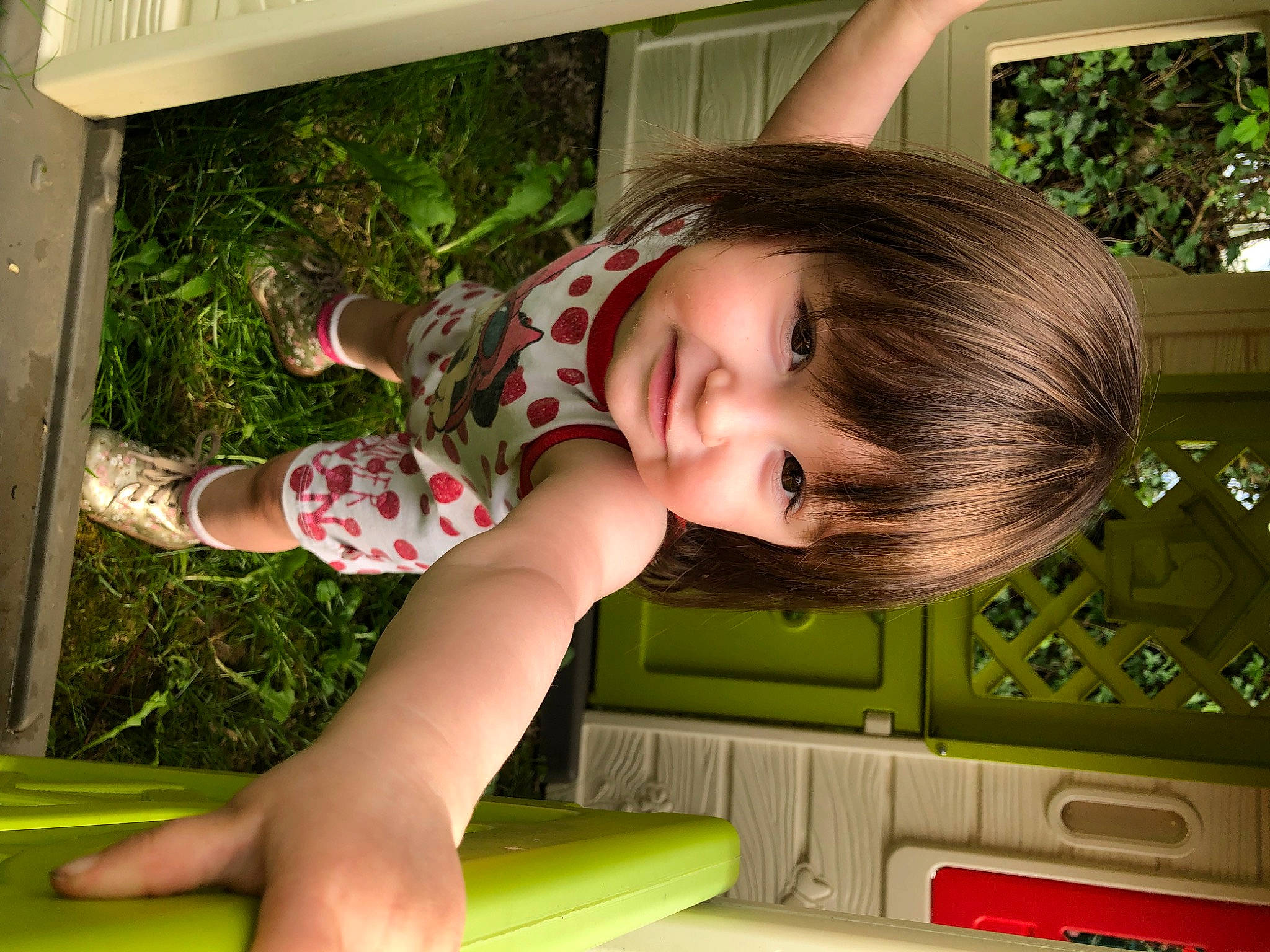 Lia a rejoint le concours — aidez-le/la à gagner de superbes lots ! child, facial_expression, fun, grass, green, happy, head, human_body, human_leg, joy, knee, leisure, mammal, person, plant, skin, smile, thigh, toddler, vertebrate